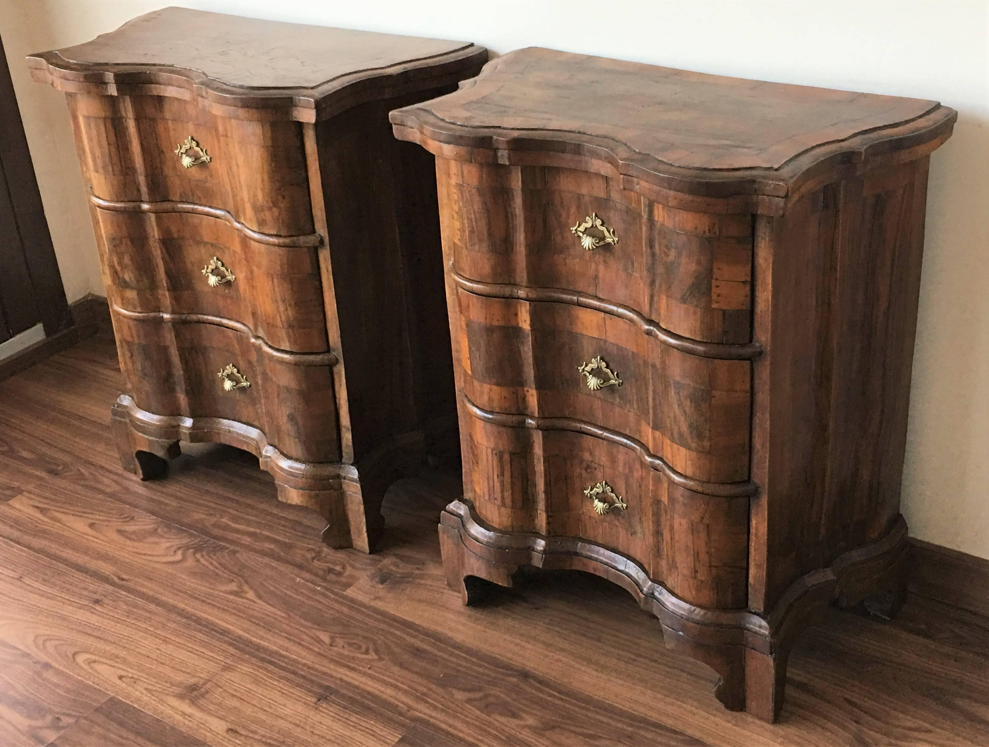 Louis XV Pair of Italian Burl Walnut and Fruitwood Bedside Commodes, 19th Century