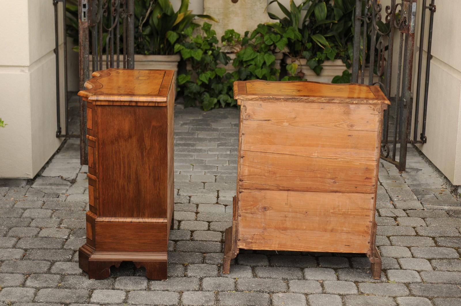 19th Century Pair of Italian Burl Walnut Bedside Commodes with Serpentine Front, circa 1890