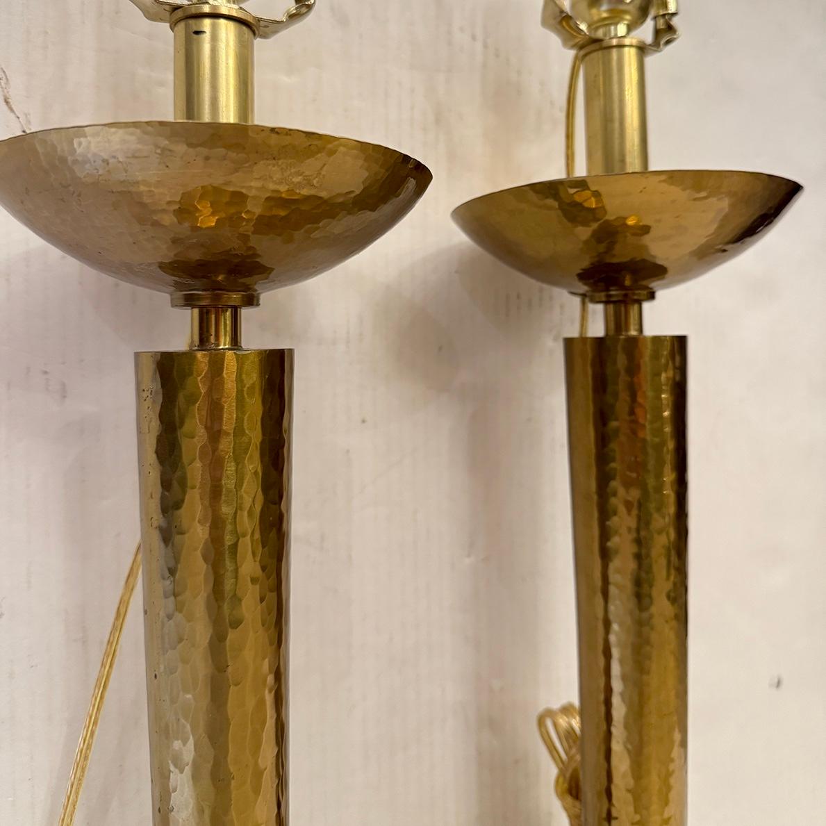 Pareja de lámparas de candelero italianas Martillado en venta