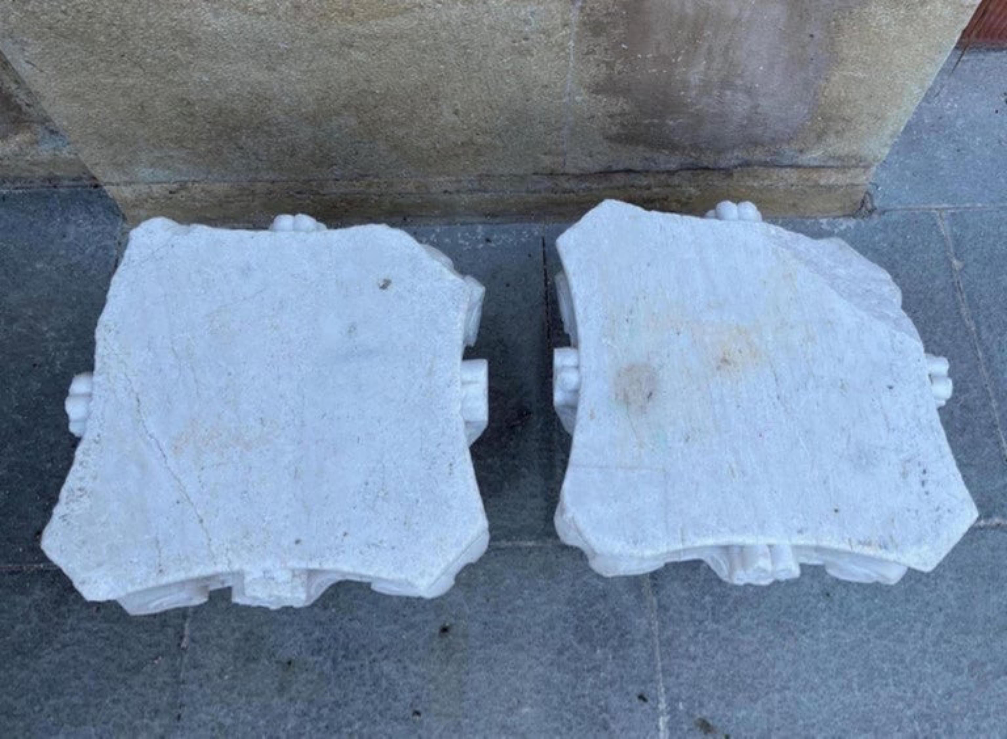 Pair of Italian Capitals in white Carrara marble.
Final 19th / Early 20th century.
Measure: H: 39cm.
Some defects in the lateral ones.
some flaws in the marble