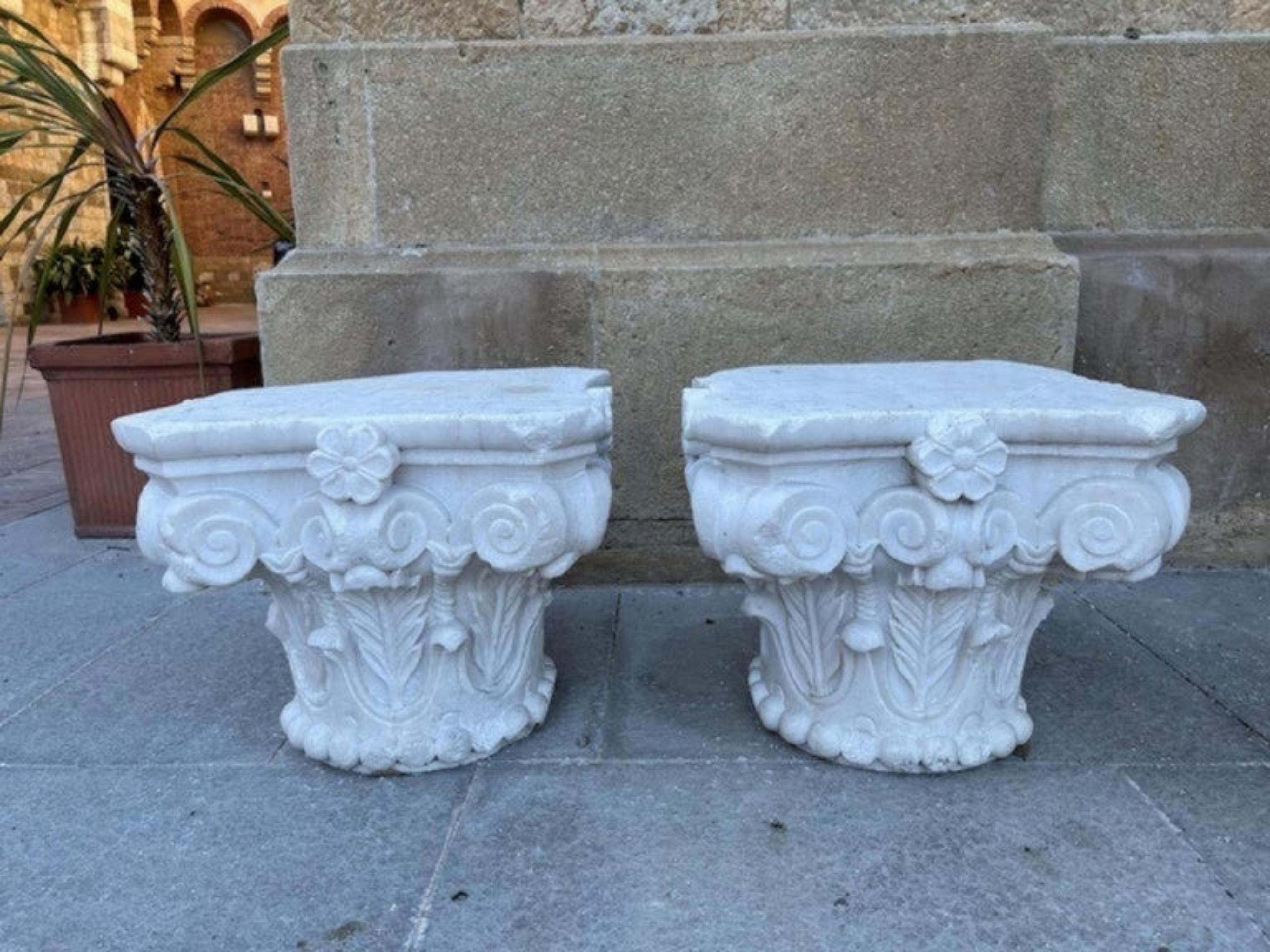 Pair of Italian Capitals in White Carrara Marble Final 19th / Early 20th Century In Good Condition For Sale In Madrid, ES
