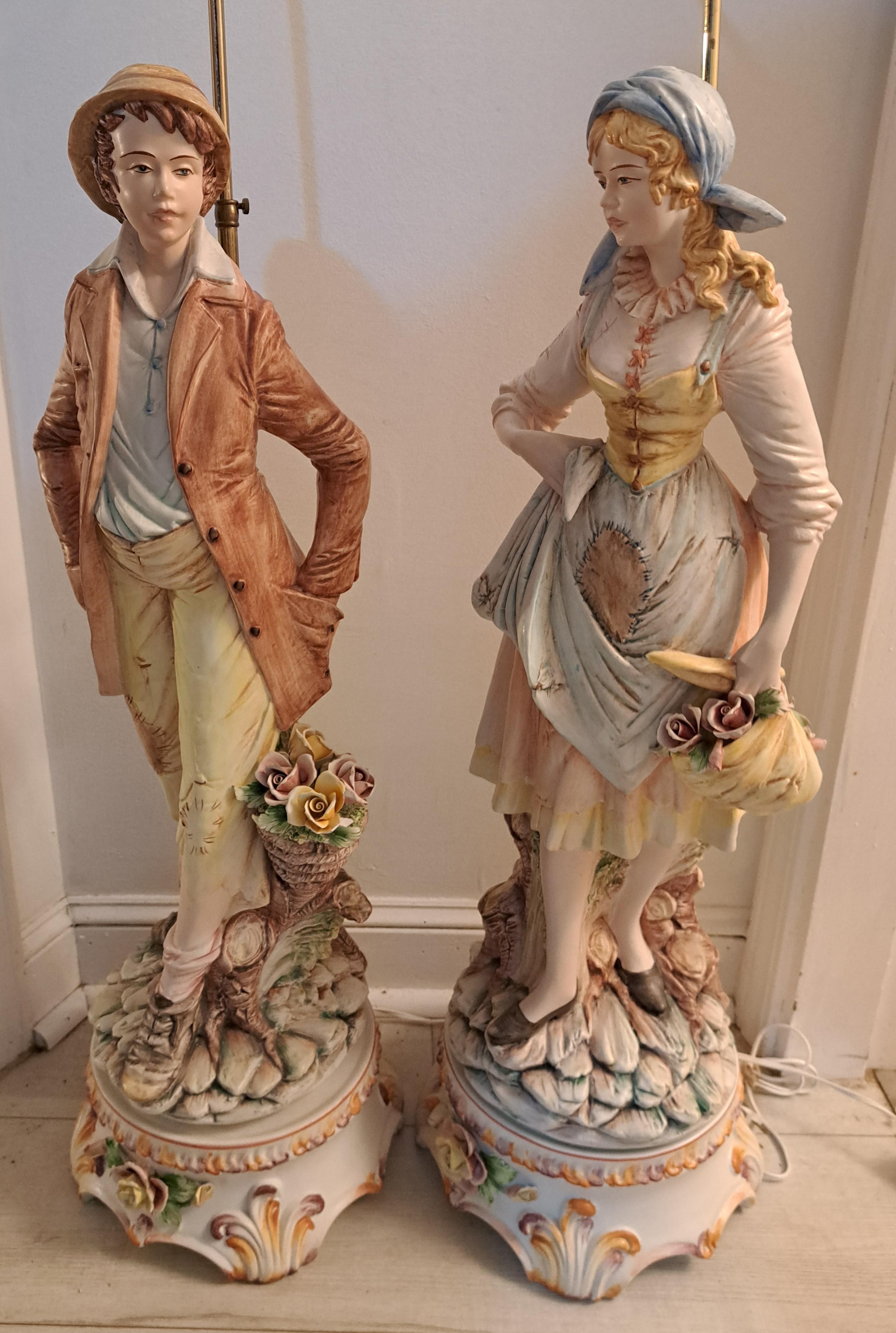 Paar italienische Capodimonte große Porzellan-Tischlampen mit Figuren  (Französische Provence) im Angebot