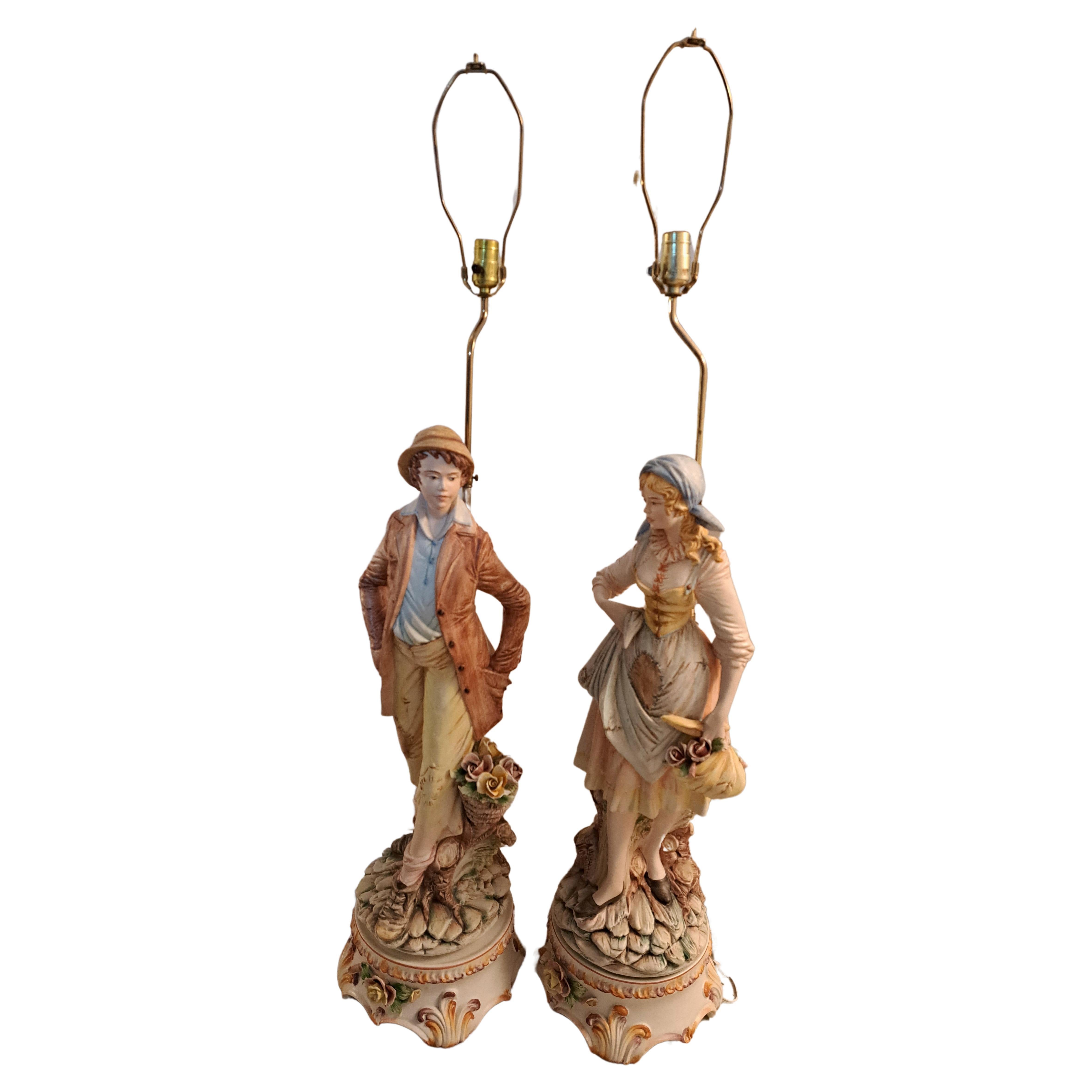 Paar italienische Capodimonte große Porzellan-Tischlampen mit Figuren 