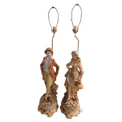 Coppia di grandi lampade da tavolo figurate in porcellana italiana di Capodimonte
