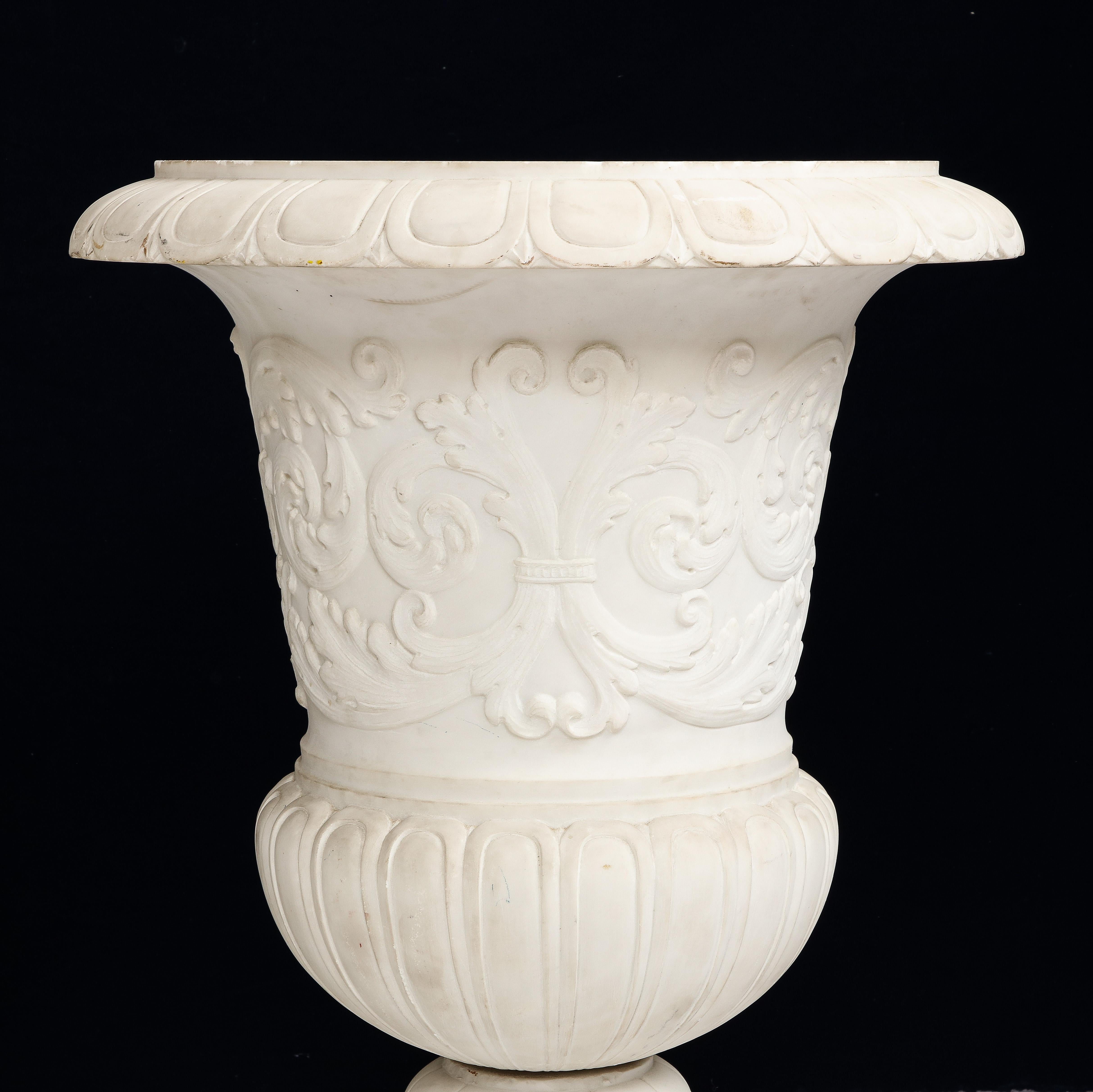 Paar italienische Medici-Vasen aus Carrara-Marmor mit neoklassizistischen Motiven in Relief im Angebot 4