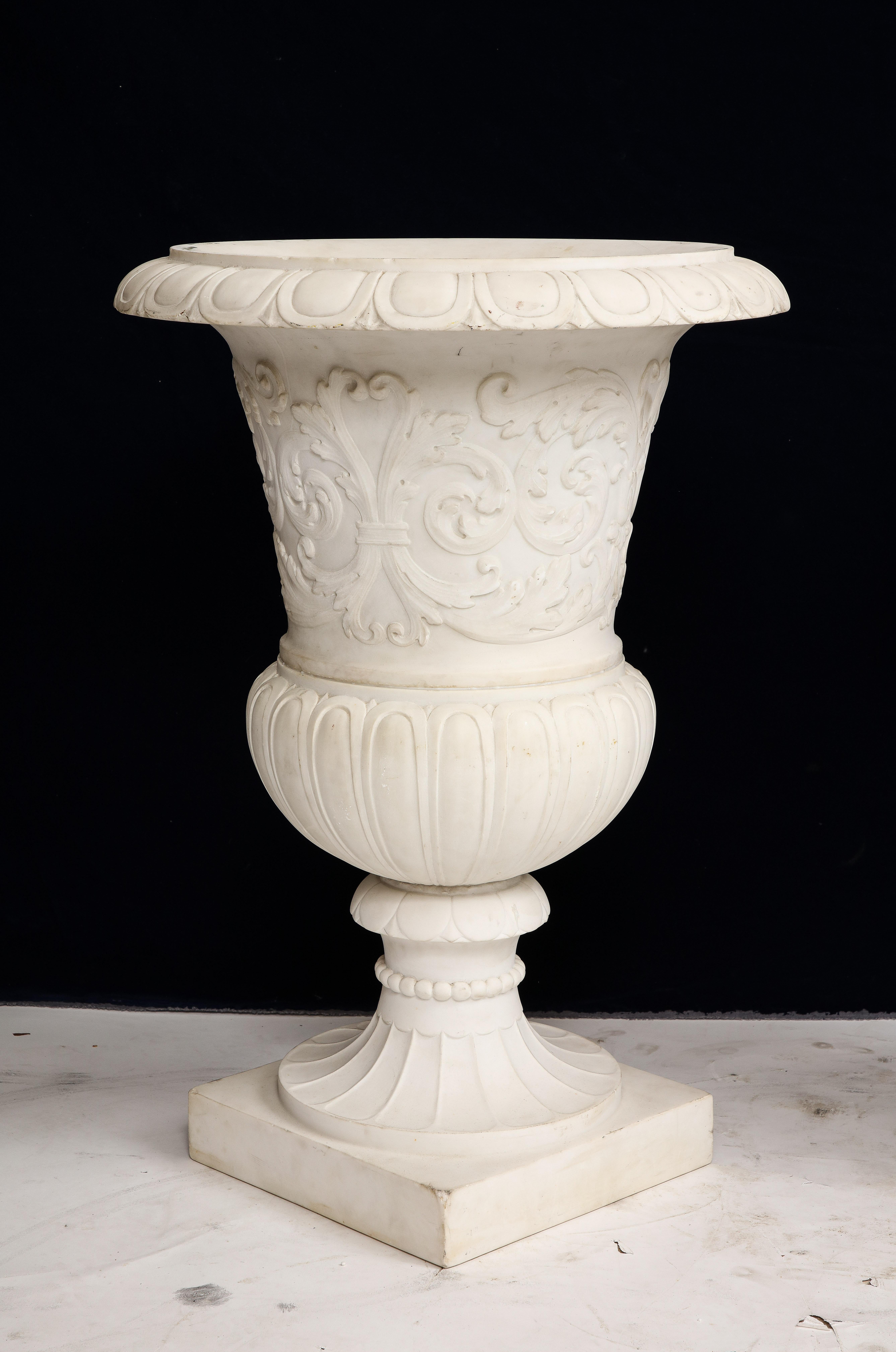 Paar italienische Medici-Vasen aus Carrara-Marmor mit neoklassizistischen Motiven in Relief im Angebot 6