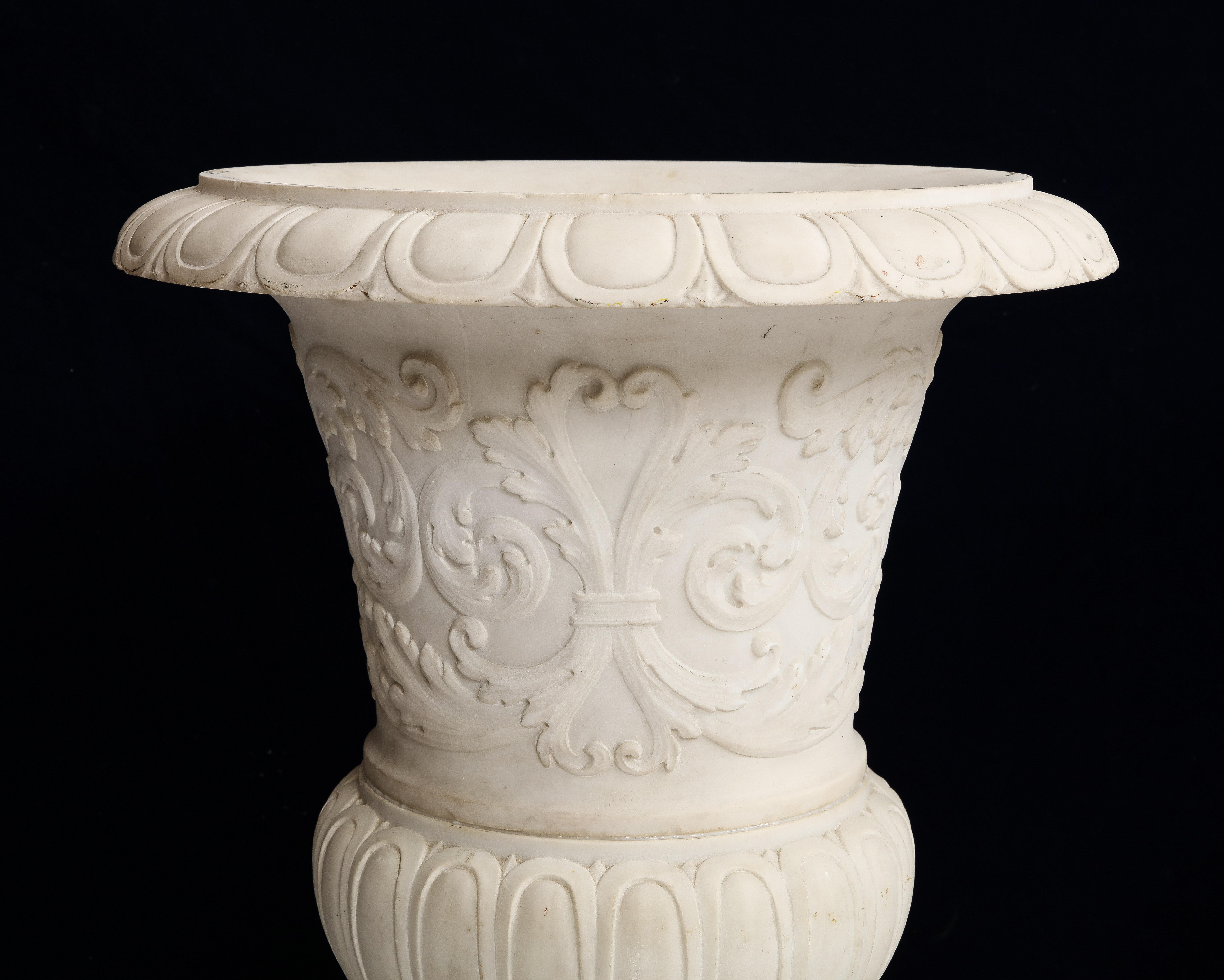 Paire de vases Médicis italiens en marbre de Carrare avec motifs néoclassiques en relief en vente 7