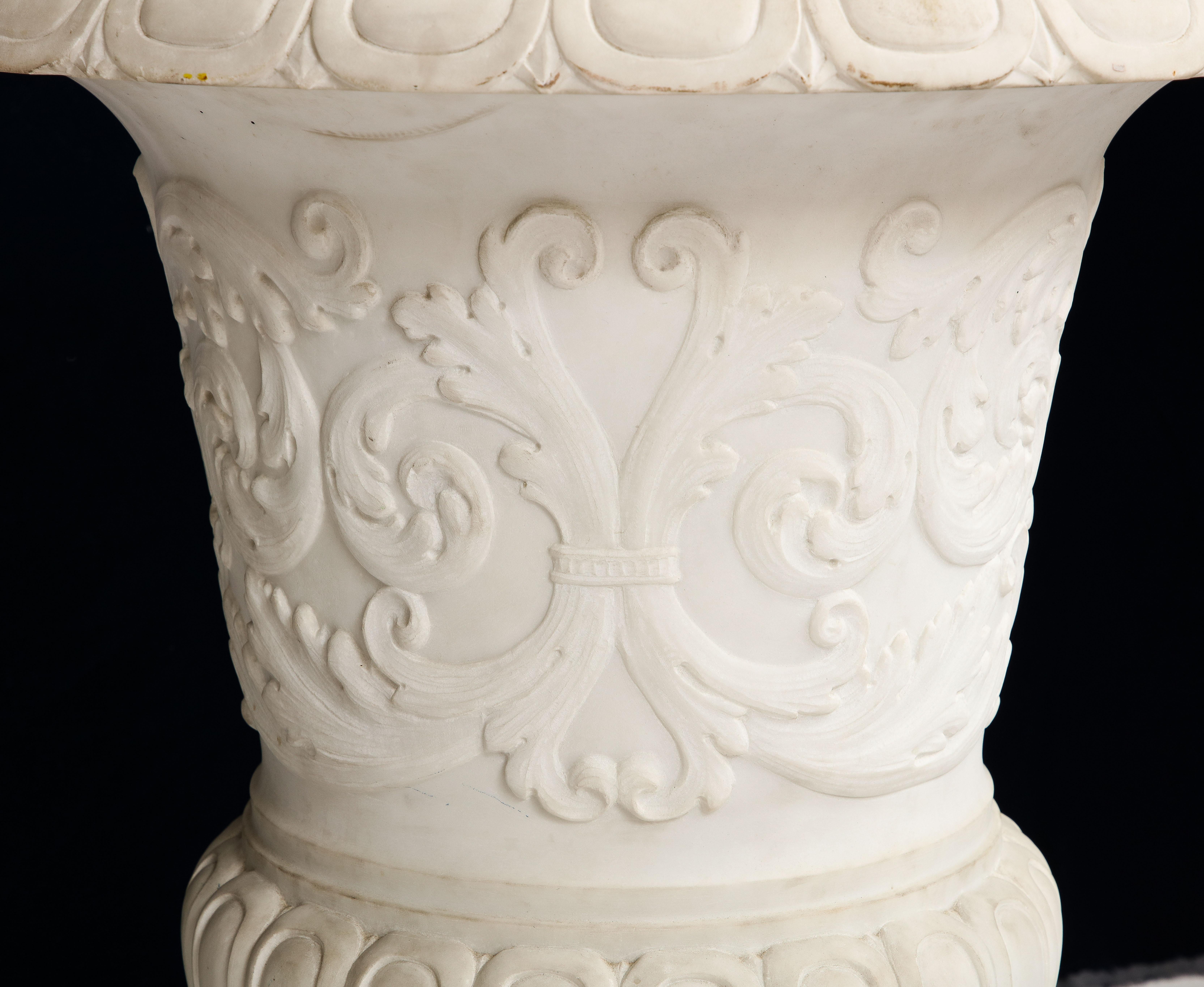 Paire de vases Médicis italiens en marbre de Carrare avec motifs néoclassiques en relief en vente 8