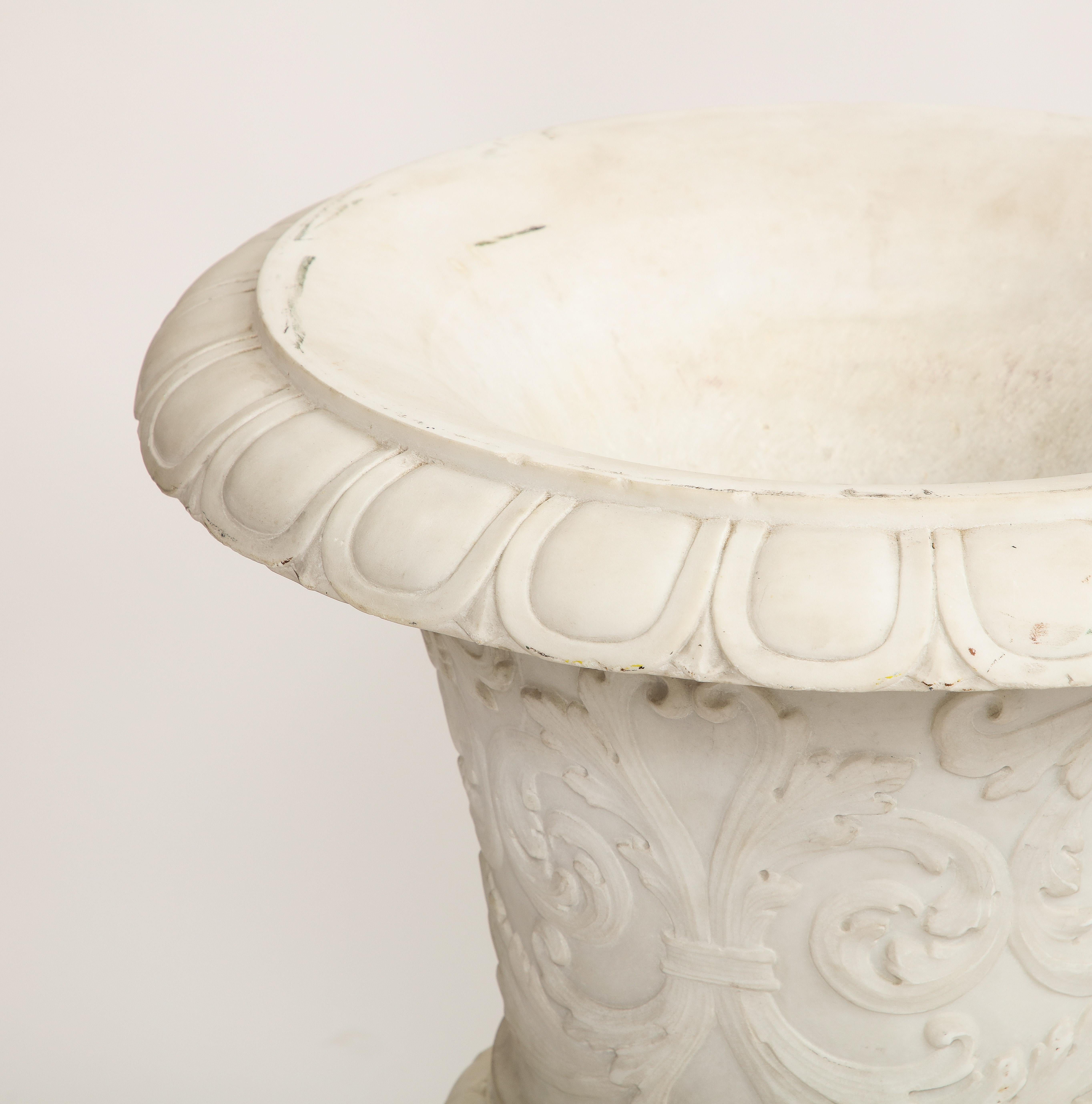 Paar italienische Medici-Vasen aus Carrara-Marmor mit neoklassizistischen Motiven in Relief im Angebot 9