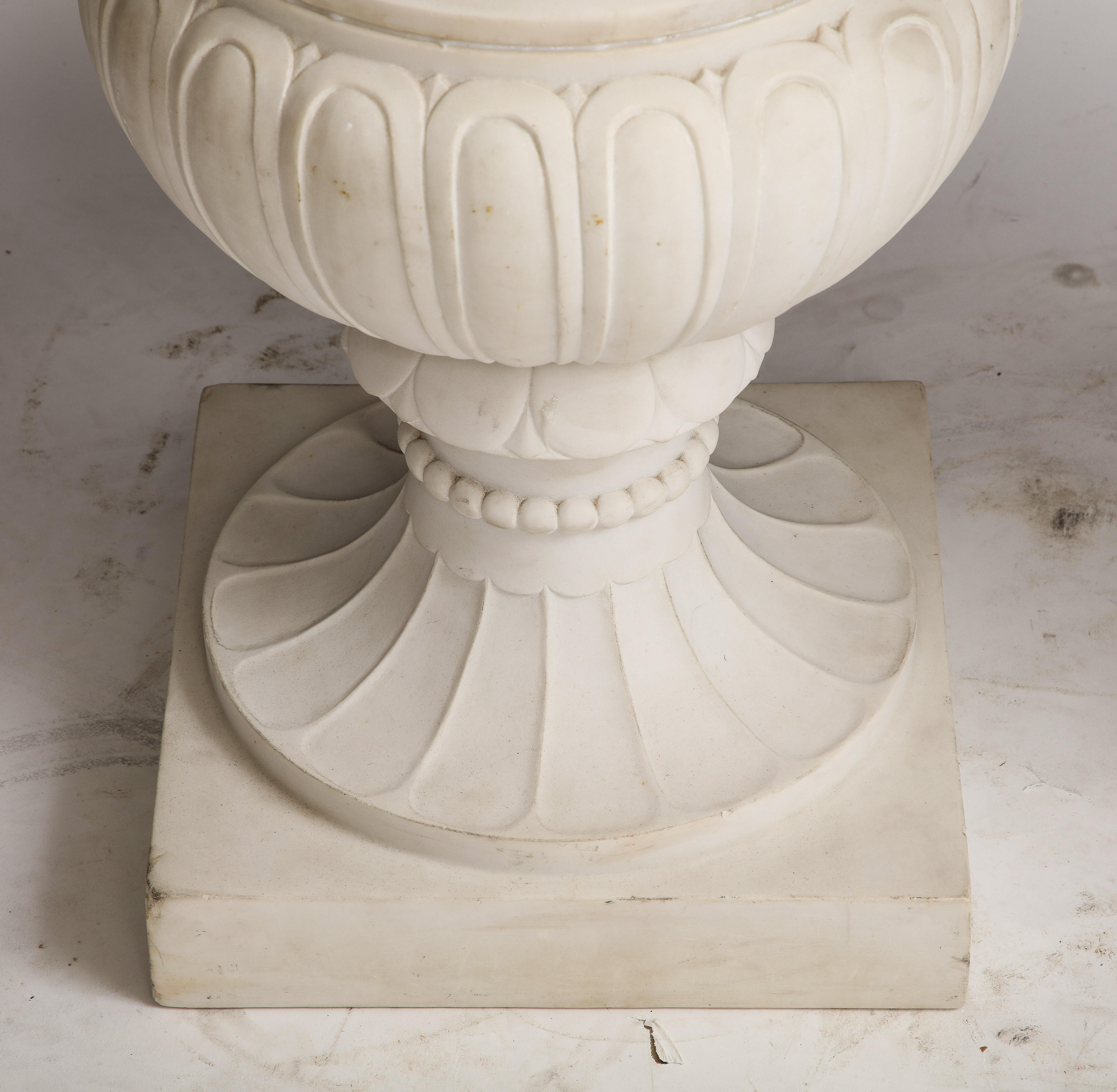 Paar italienische Medici-Vasen aus Carrara-Marmor mit neoklassizistischen Motiven in Relief im Angebot 11