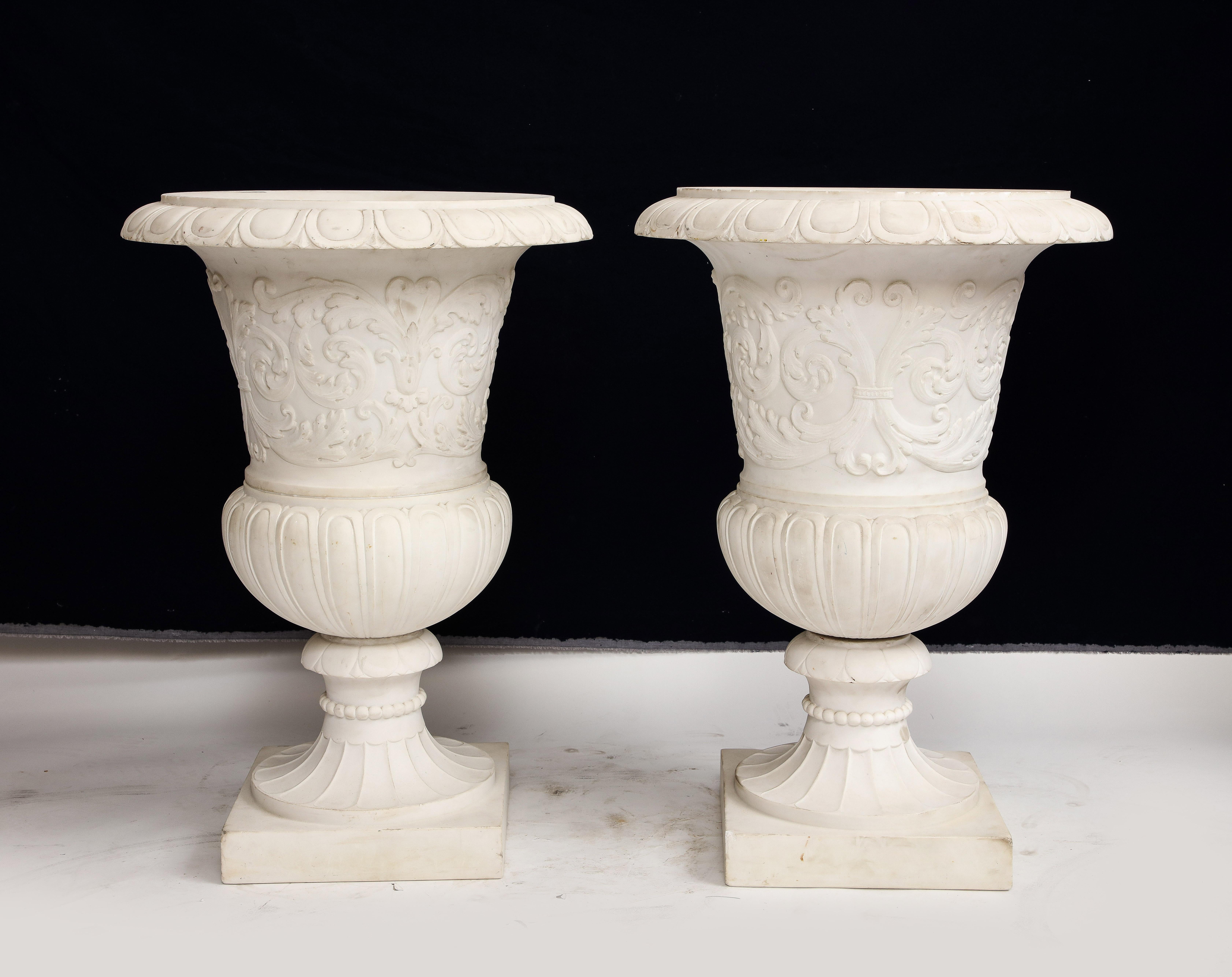Sculpté à la main Paire de vases Médicis italiens en marbre de Carrare avec motifs néoclassiques en relief en vente