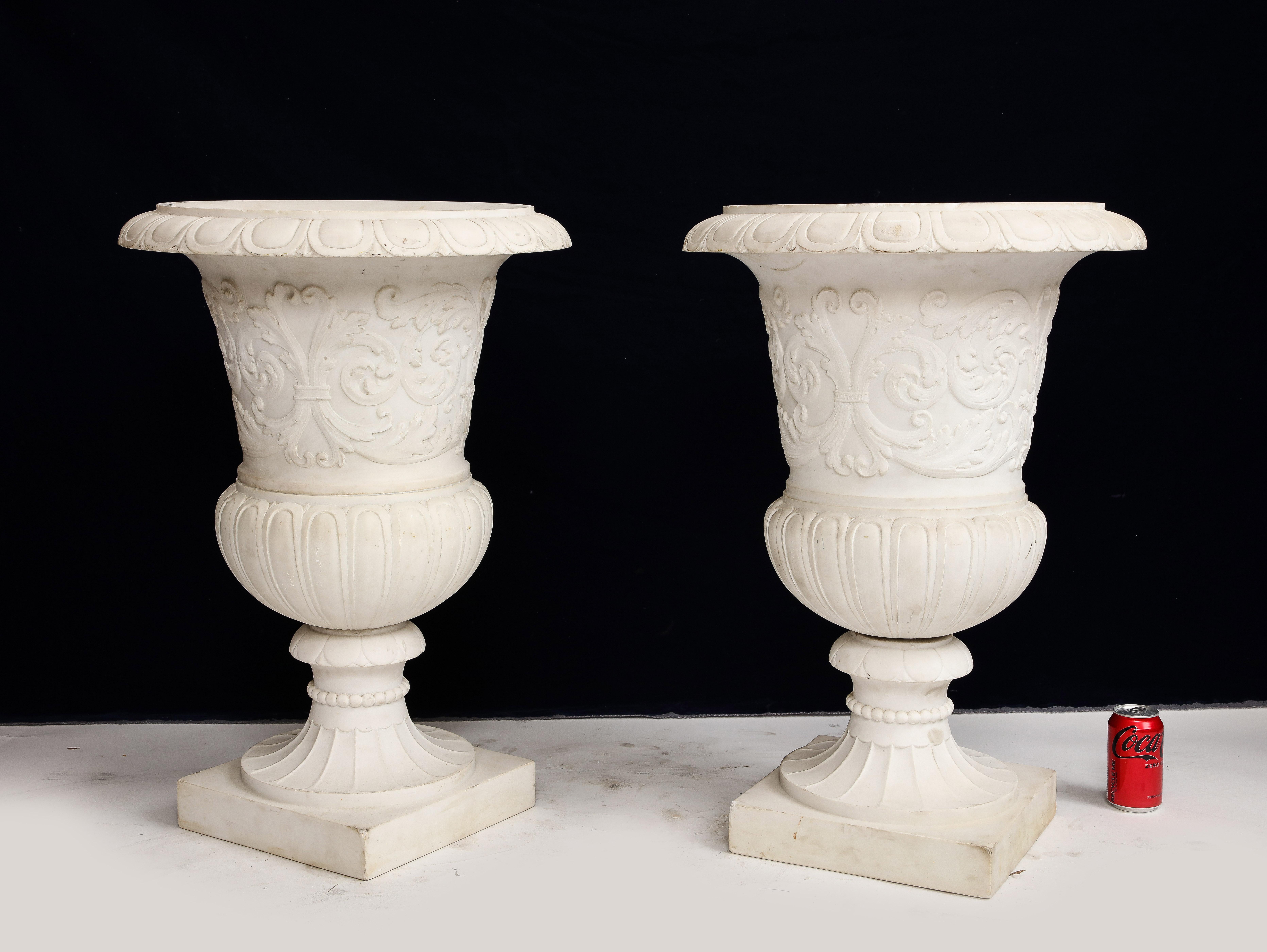 Marbre de Carrare Paire de vases Médicis italiens en marbre de Carrare avec motifs néoclassiques en relief en vente
