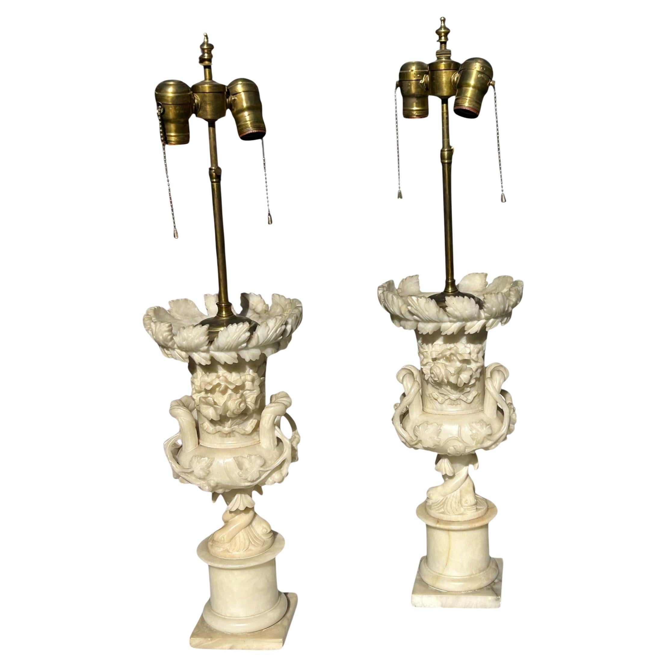 Coppia di lampade in alabastro intagliato italiano
