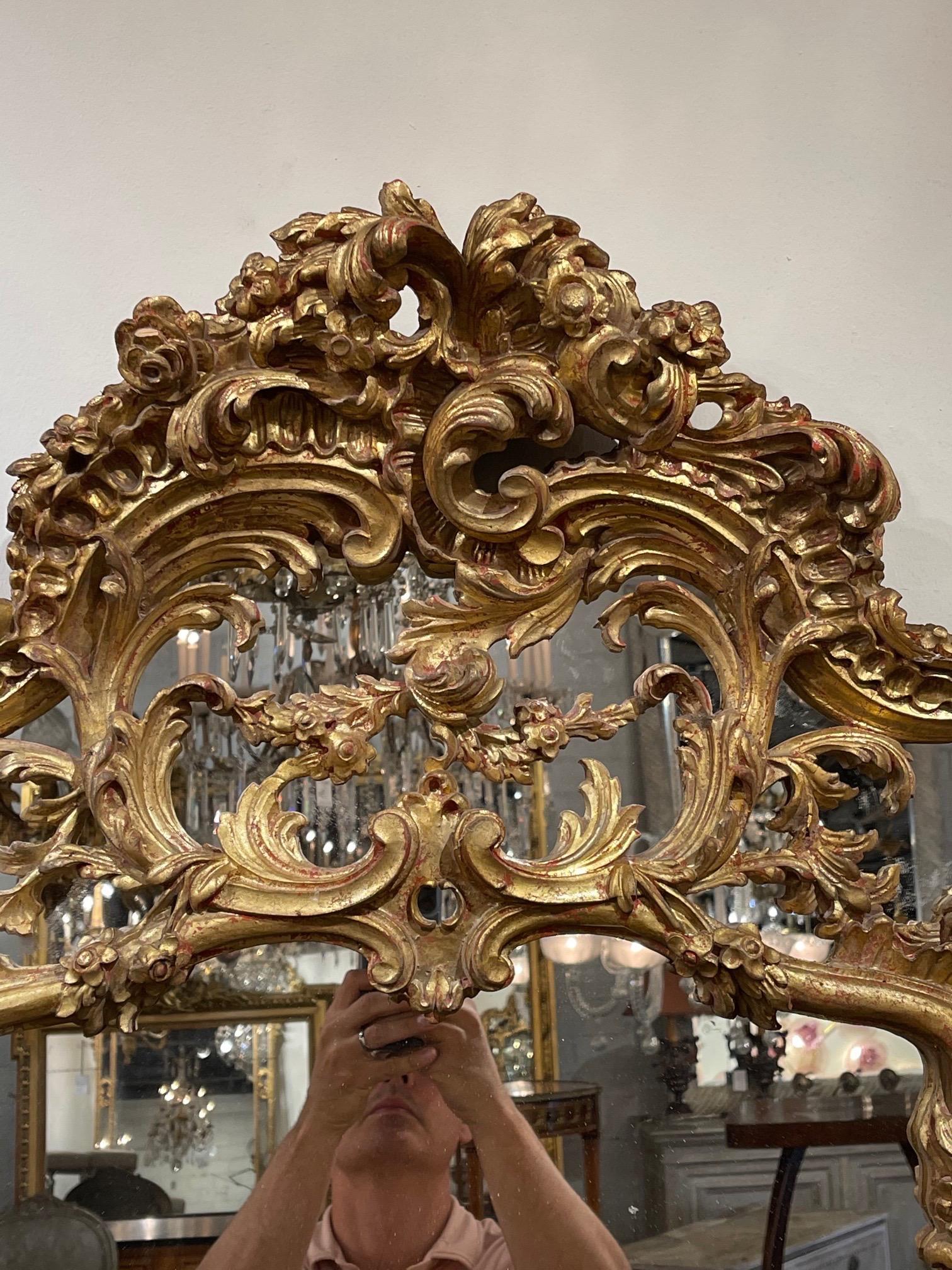 Pair of Italian Carved and Giltwood Mirrors In Good Condition For Sale In Dallas, TX