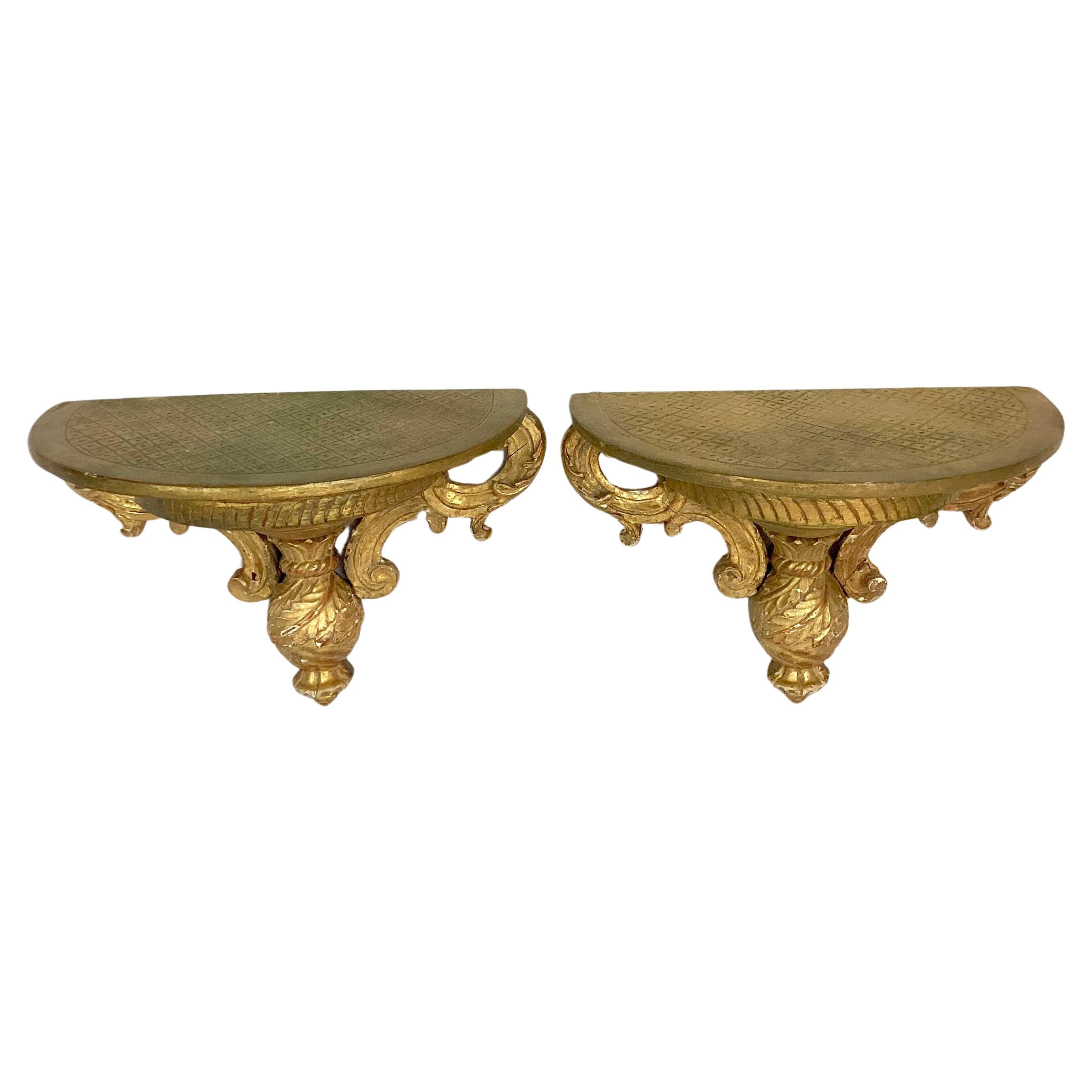 Pareja De Ménsulas De Pared Italianas Talladas Y De Madera Dorada Madera dorada en venta