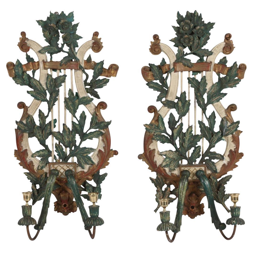 Paar italienische geschnitzte und bemalte Holz-Kerzenleuchter