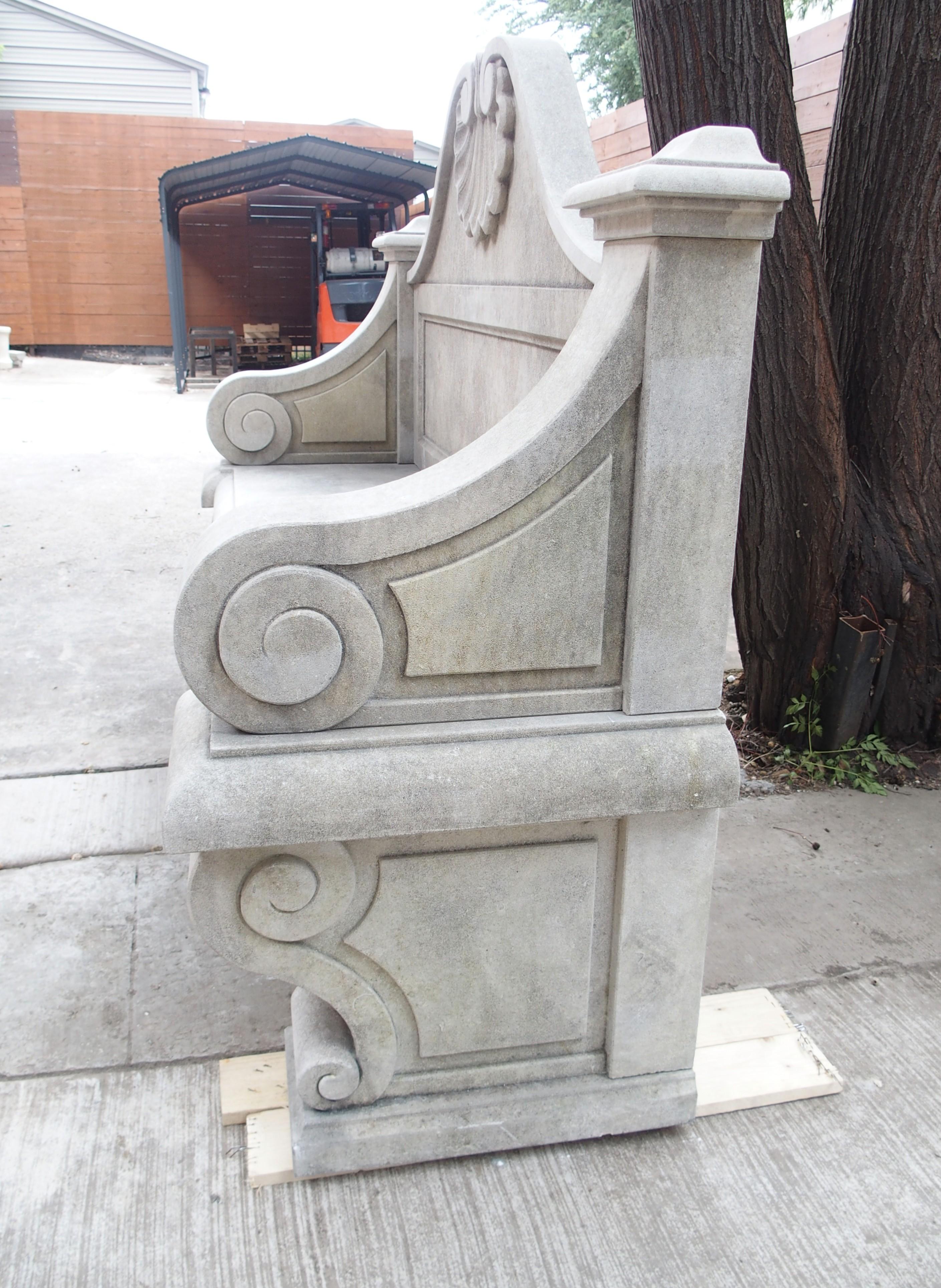 Pareja de Bancos de Jardín Italianos de Piedra Caliza con Respaldo Tallado en Arco y Soportes en Voluta en venta 11