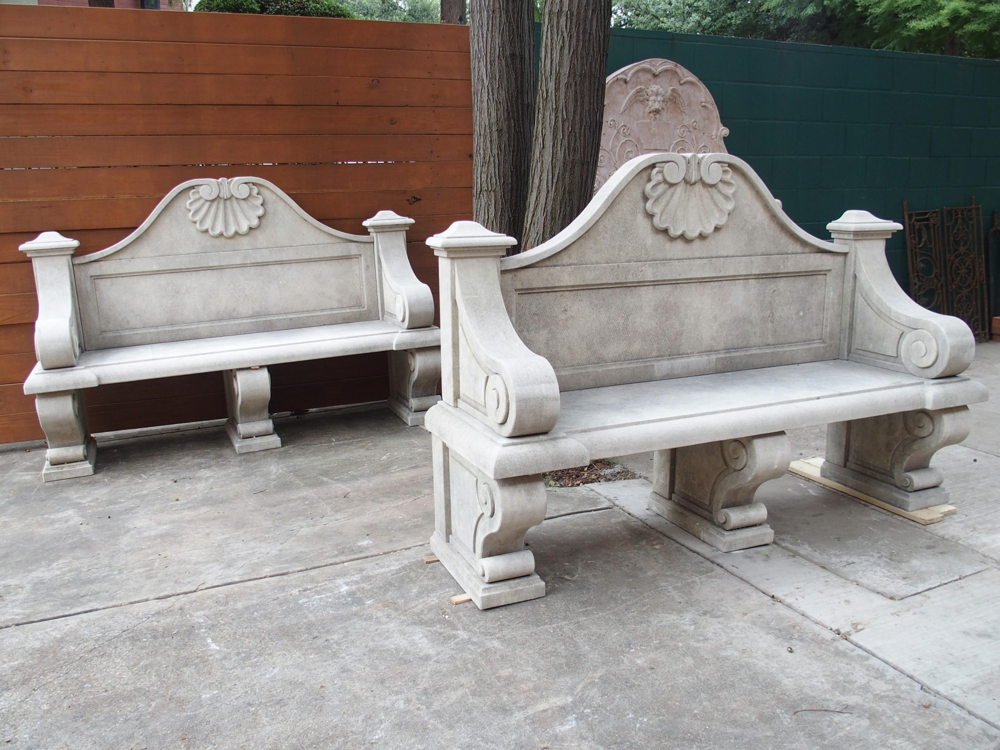 Pareja de Bancos de Jardín Italianos de Piedra Caliza con Respaldo Tallado en Arco y Soportes en Voluta en venta 14
