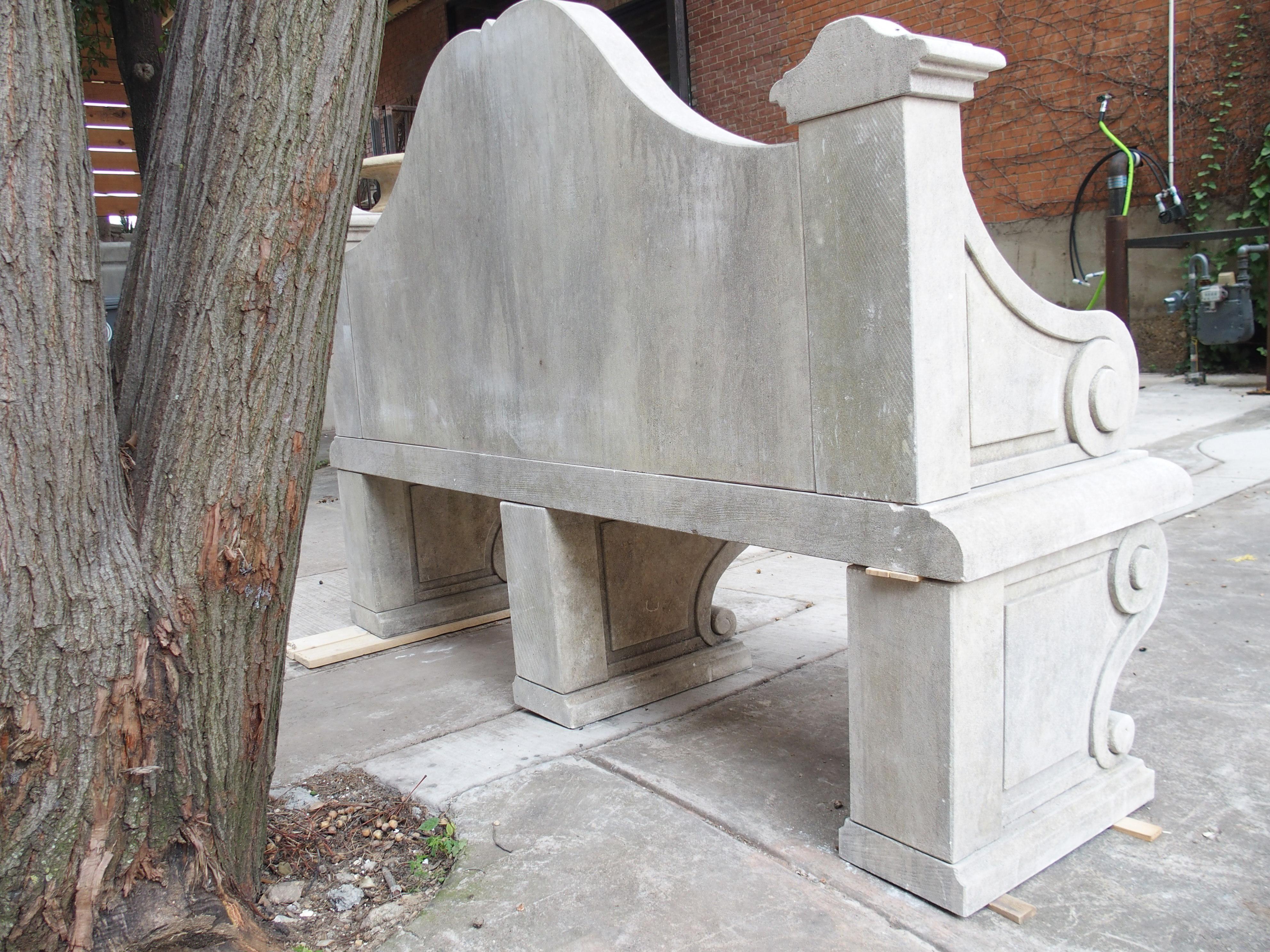 Pareja de Bancos de Jardín Italianos de Piedra Caliza con Respaldo Tallado en Arco y Soportes en Voluta en venta 1