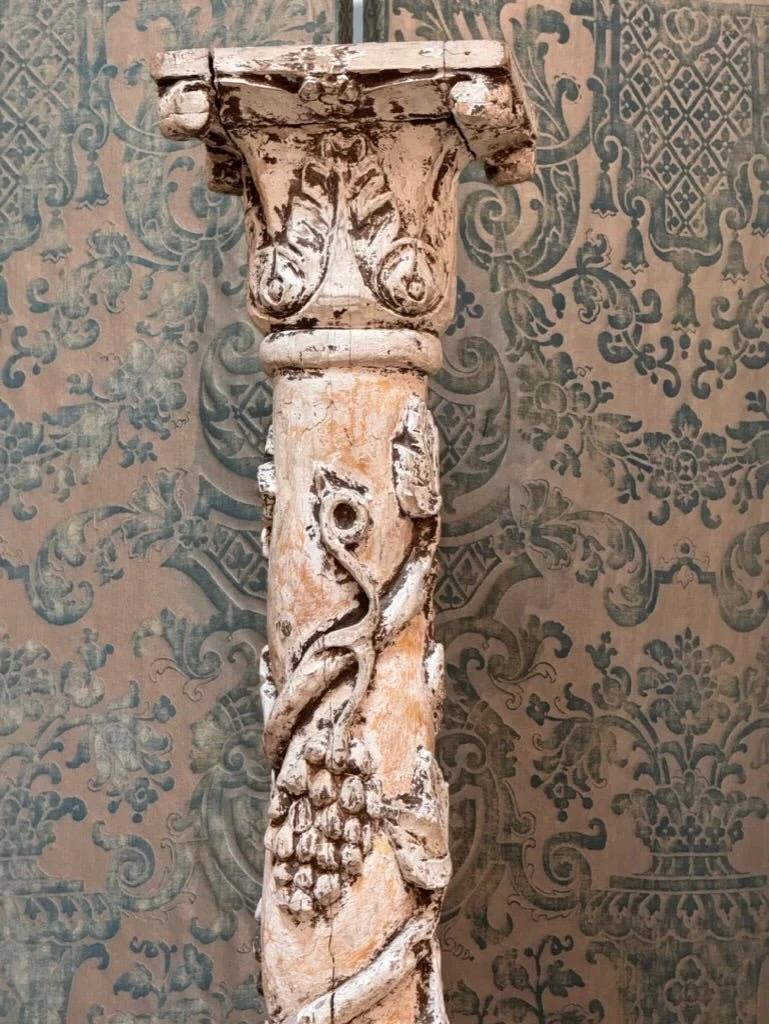 Baroque Paire de colonnes baroques italiennes sculptées en crème peinte en vente