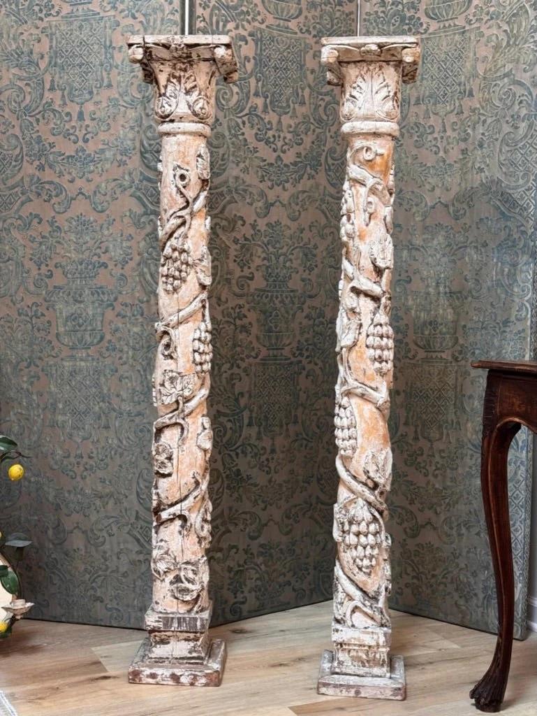 Paire de colonnes baroques italiennes sculptées en crème peinte Bon état - En vente à Charlottesville, VA