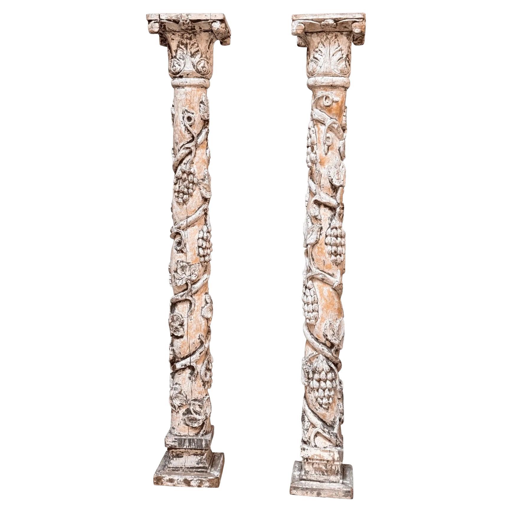 Paire de colonnes baroques italiennes sculptées en crème peinte