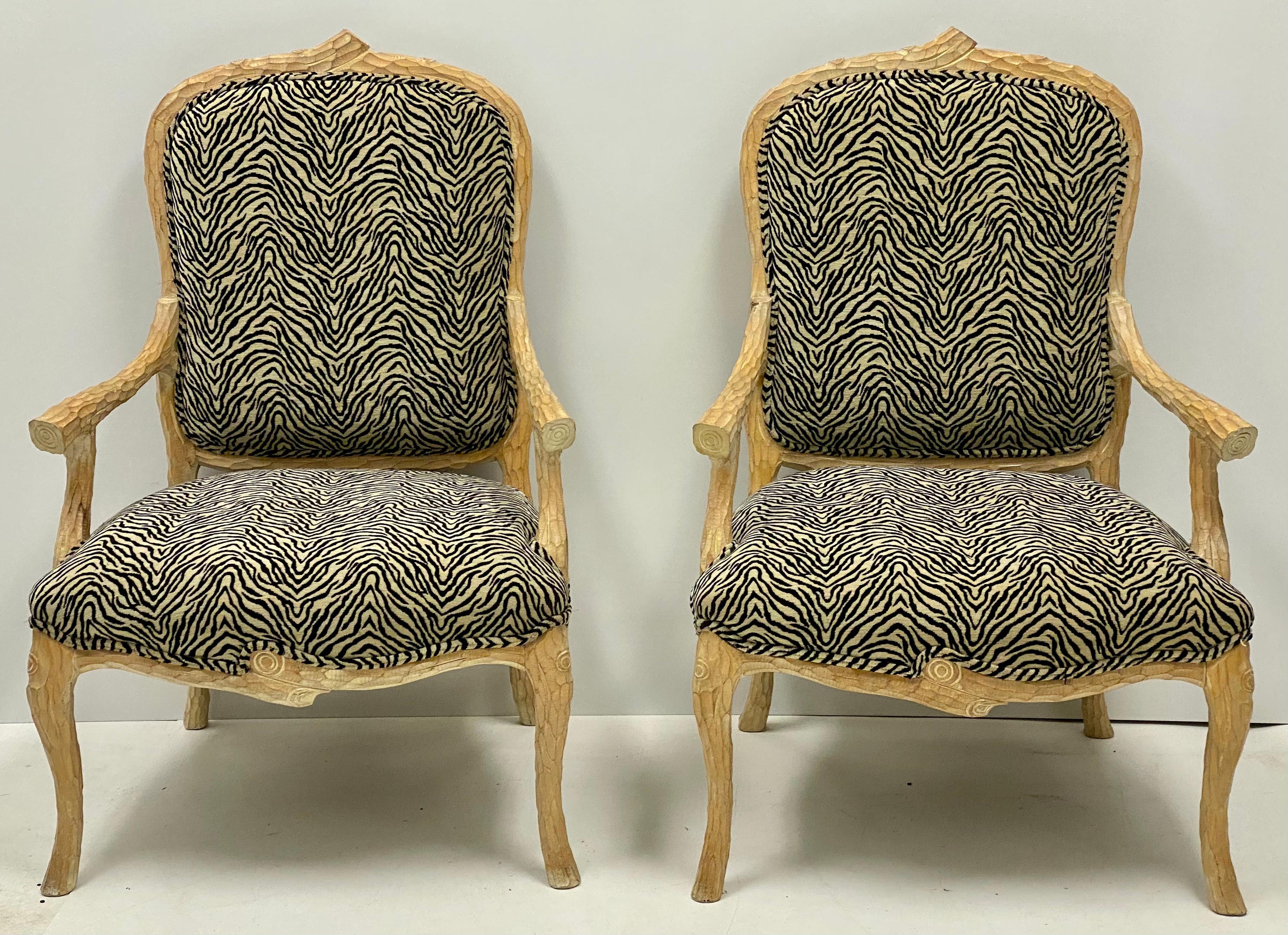 Hollywood Regency Sedie Bergère in tessuto zebrato intagliato in finto bois cerato - Coppia in vendita