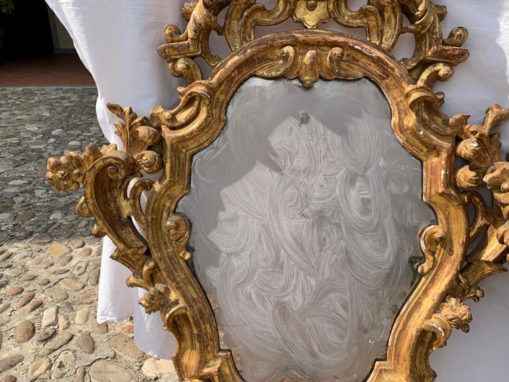 Pair of Italian Carved Gilded Mirrors, Italy, 18th Century Rococò In Good Condition For Sale In Varmo, IT