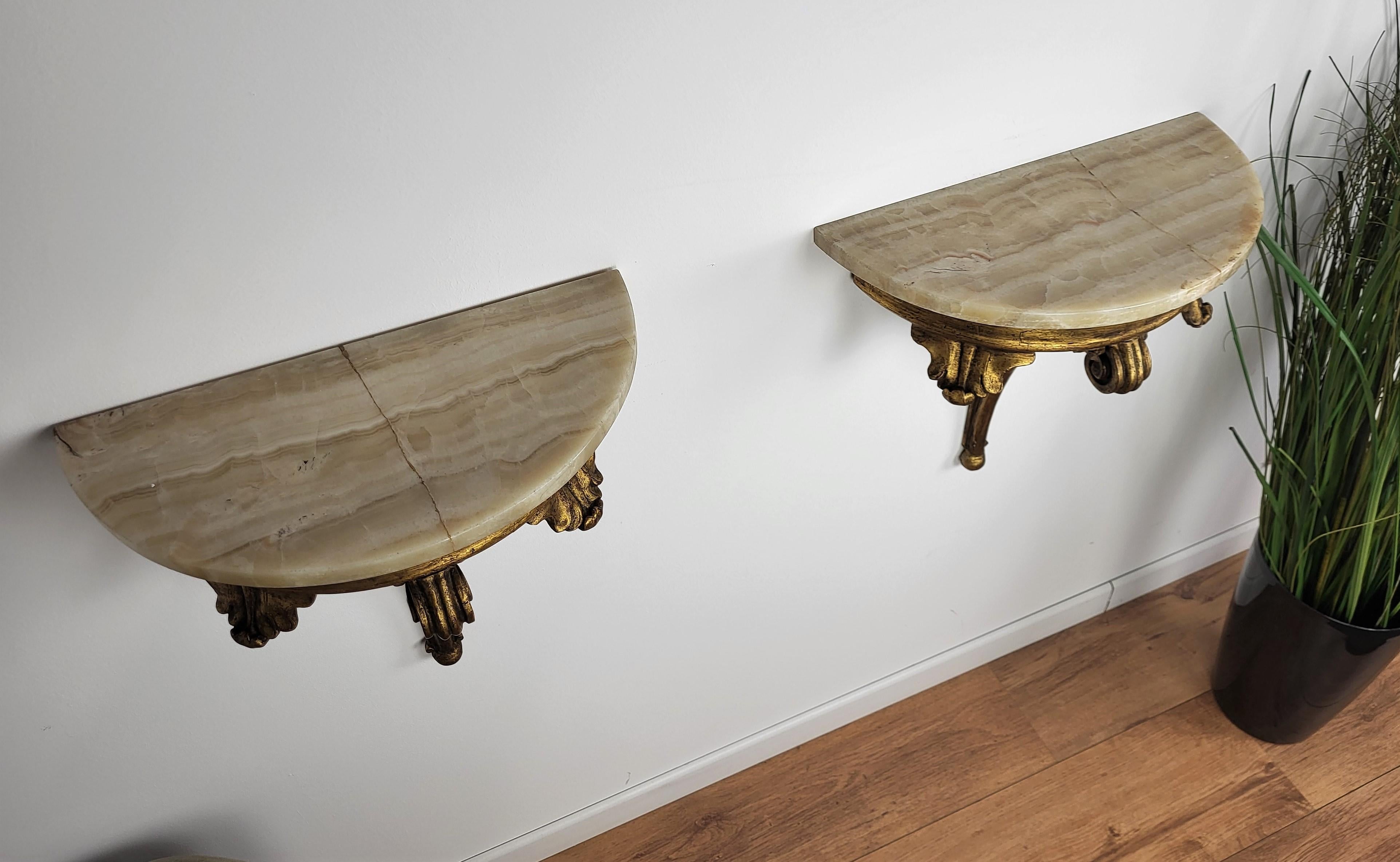 Pair of Italian Carved Gilt Wood and Marble Wall-Mounted Conosole or Nightstand In Good Condition In Carimate, Como