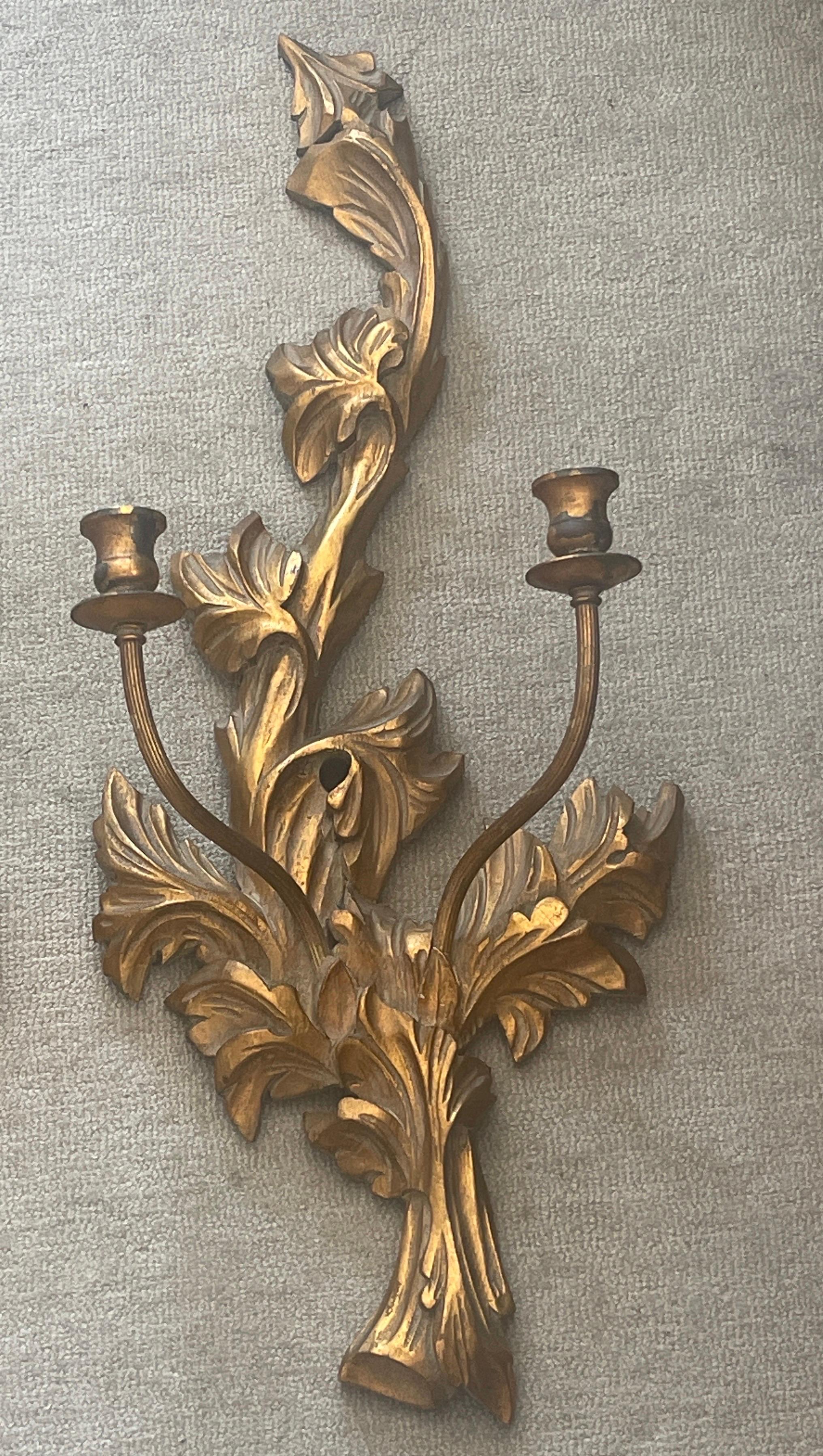 Paire d'appliques murales à bougies en bois sculpté et doré d'Italie en vente 2