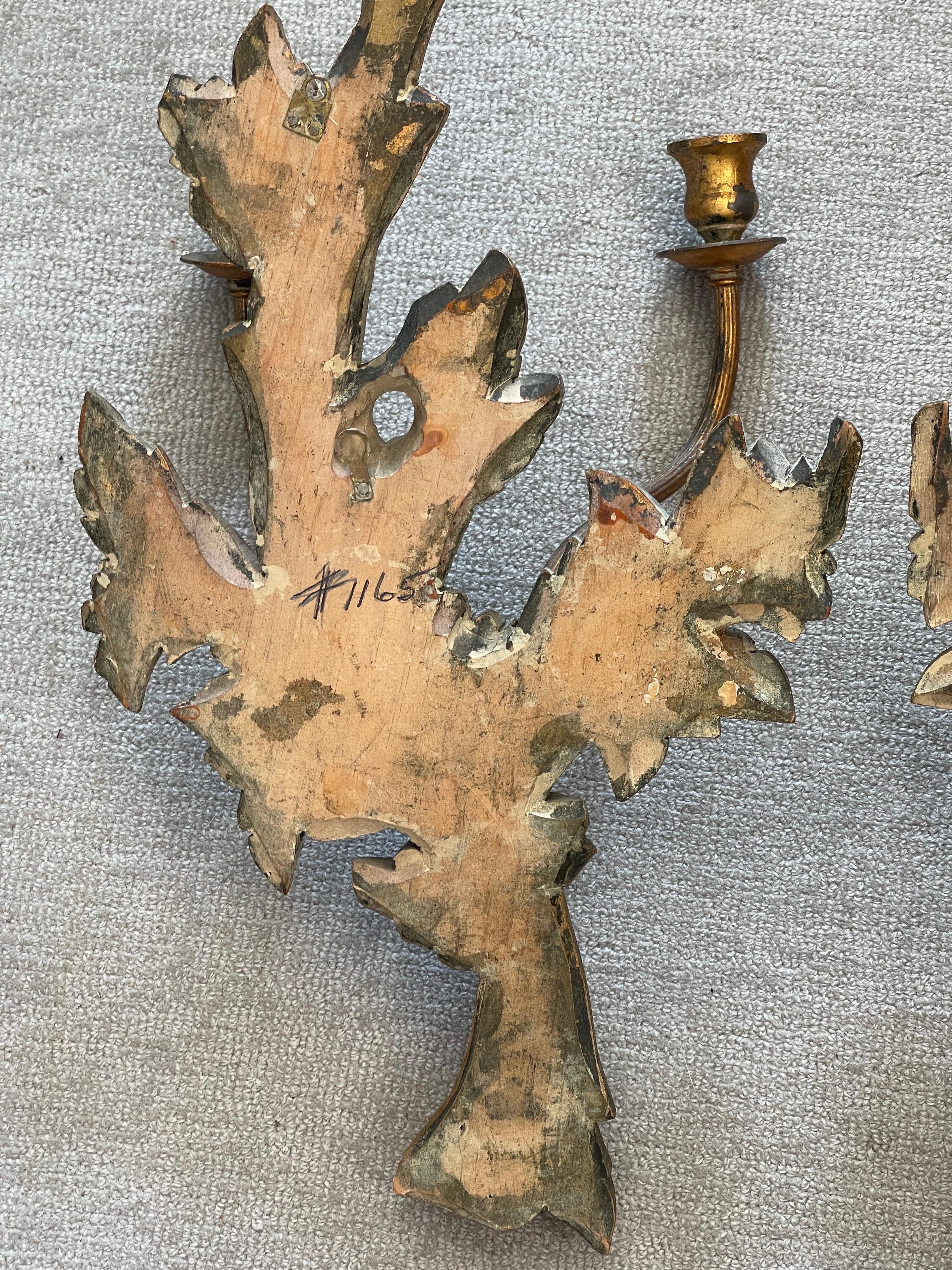 Paire d'appliques murales à bougies en bois sculpté et doré d'Italie en vente 4