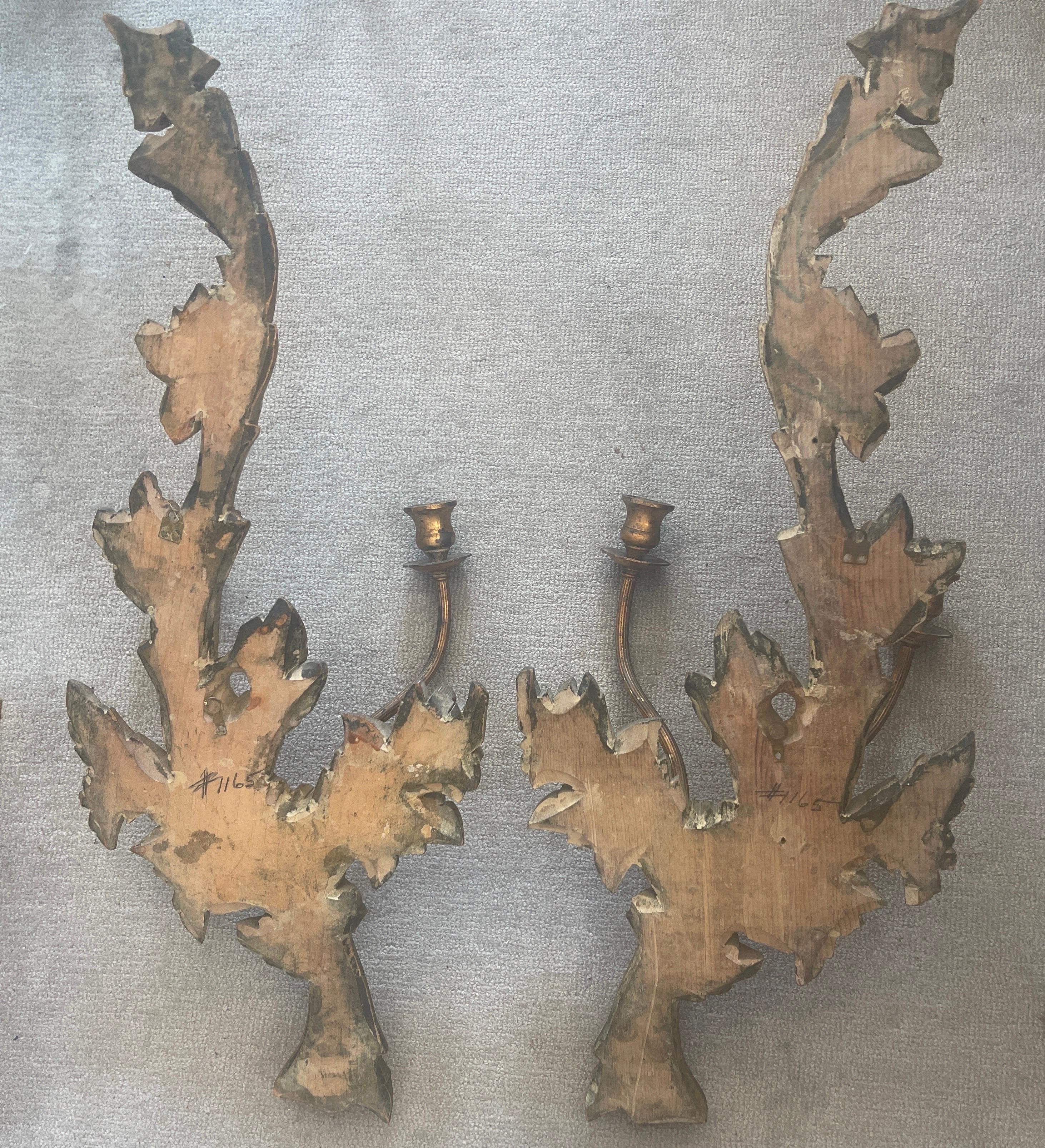 Paire d'appliques murales à bougies en bois sculpté et doré d'Italie en vente 5