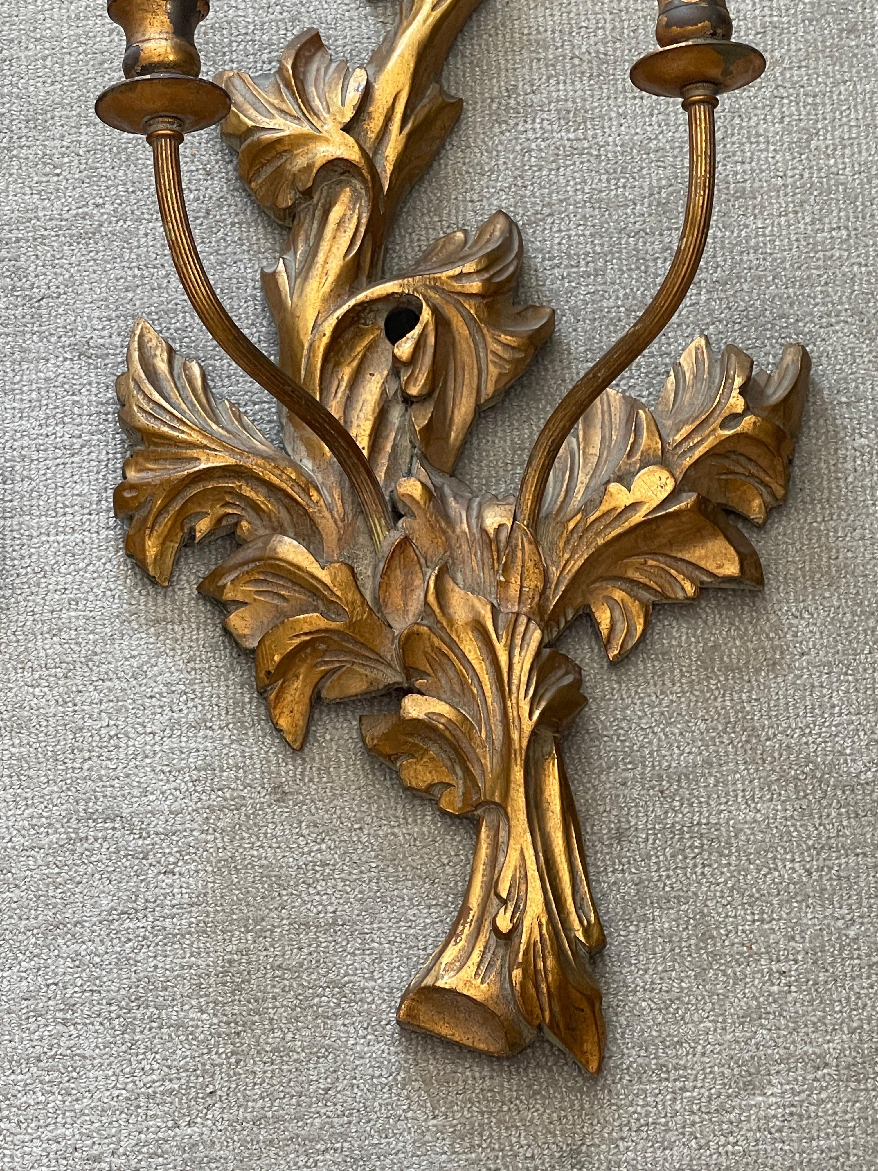 Baroque Paire d'appliques murales à bougies en bois sculpté et doré d'Italie en vente