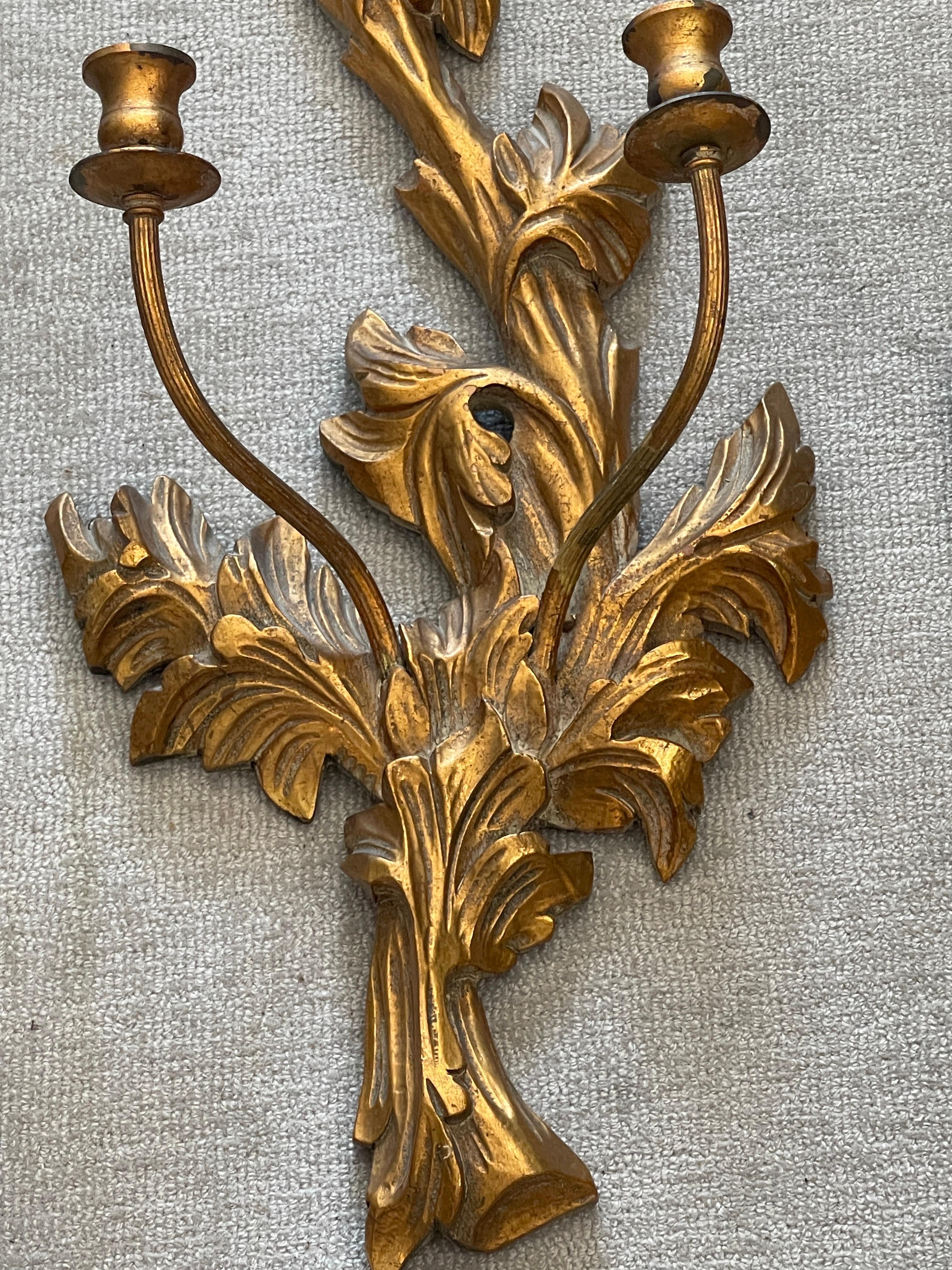italien Paire d'appliques murales à bougies en bois sculpté et doré d'Italie en vente