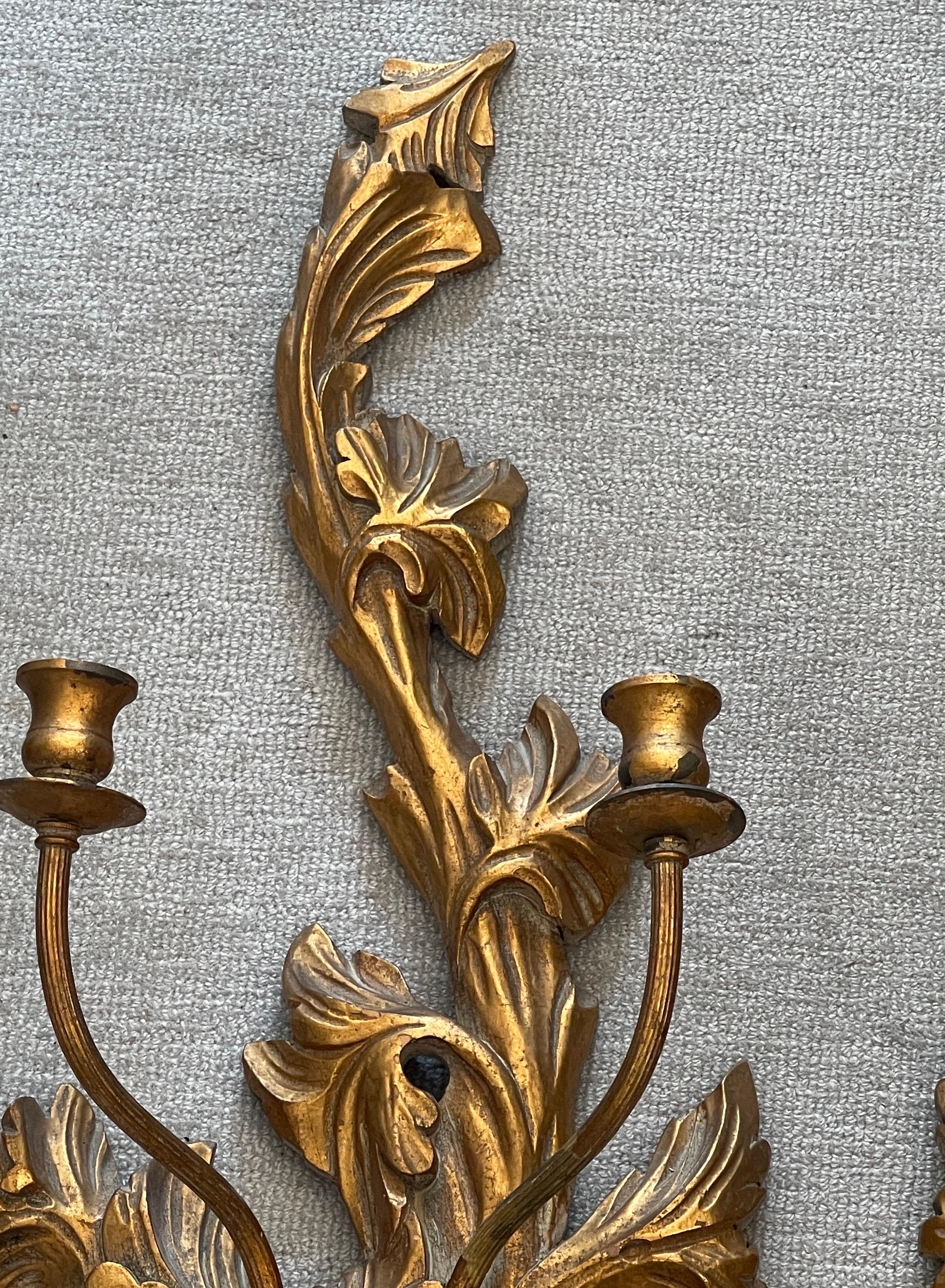 Paire d'appliques murales à bougies en bois sculpté et doré d'Italie Bon état - En vente à West Palm Beach, FL