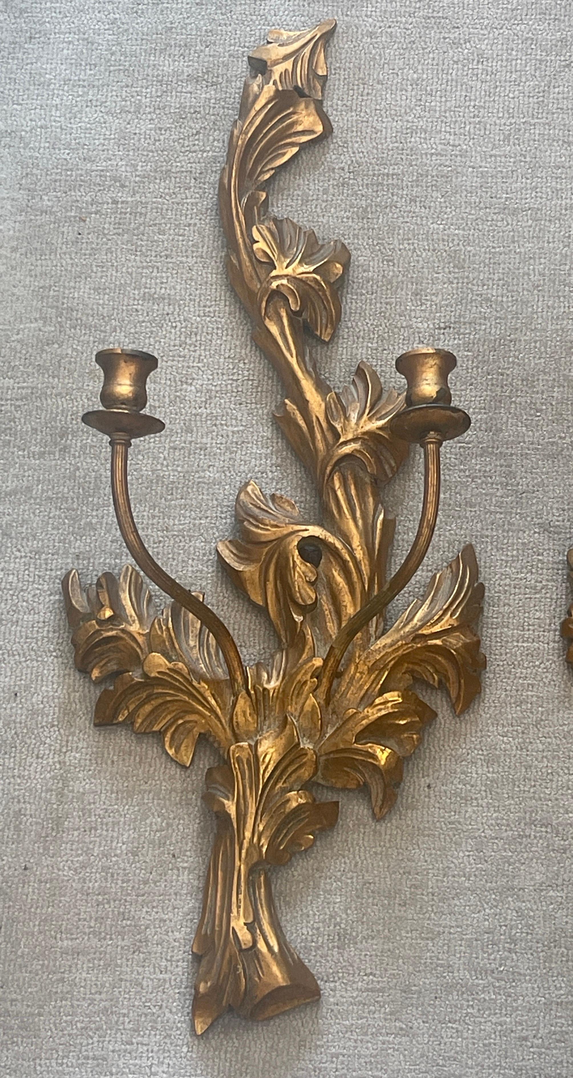 Milieu du XXe siècle Paire d'appliques murales à bougies en bois sculpté et doré d'Italie en vente