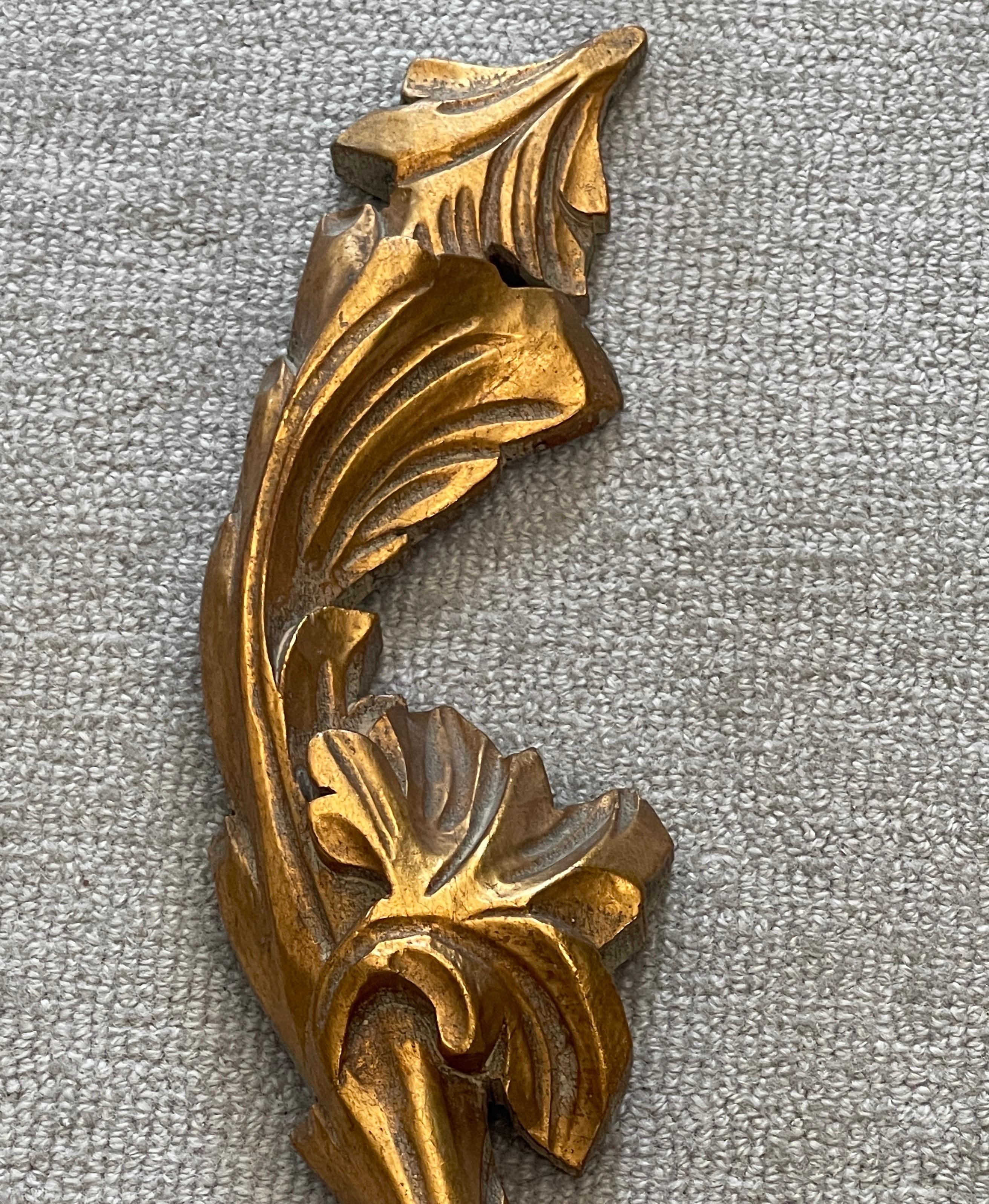 Bois doré Paire d'appliques murales à bougies en bois sculpté et doré d'Italie en vente