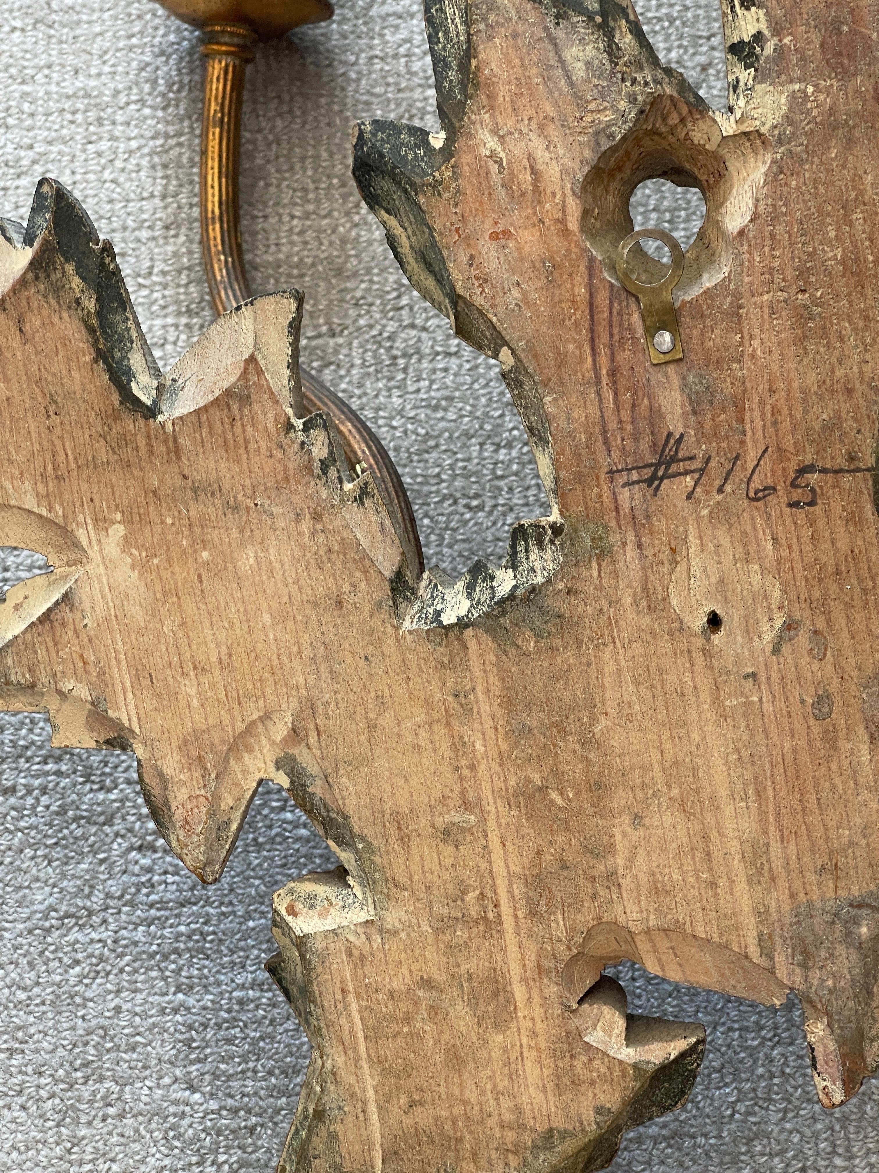 Paire d'appliques murales à bougies en bois sculpté et doré d'Italie en vente 1