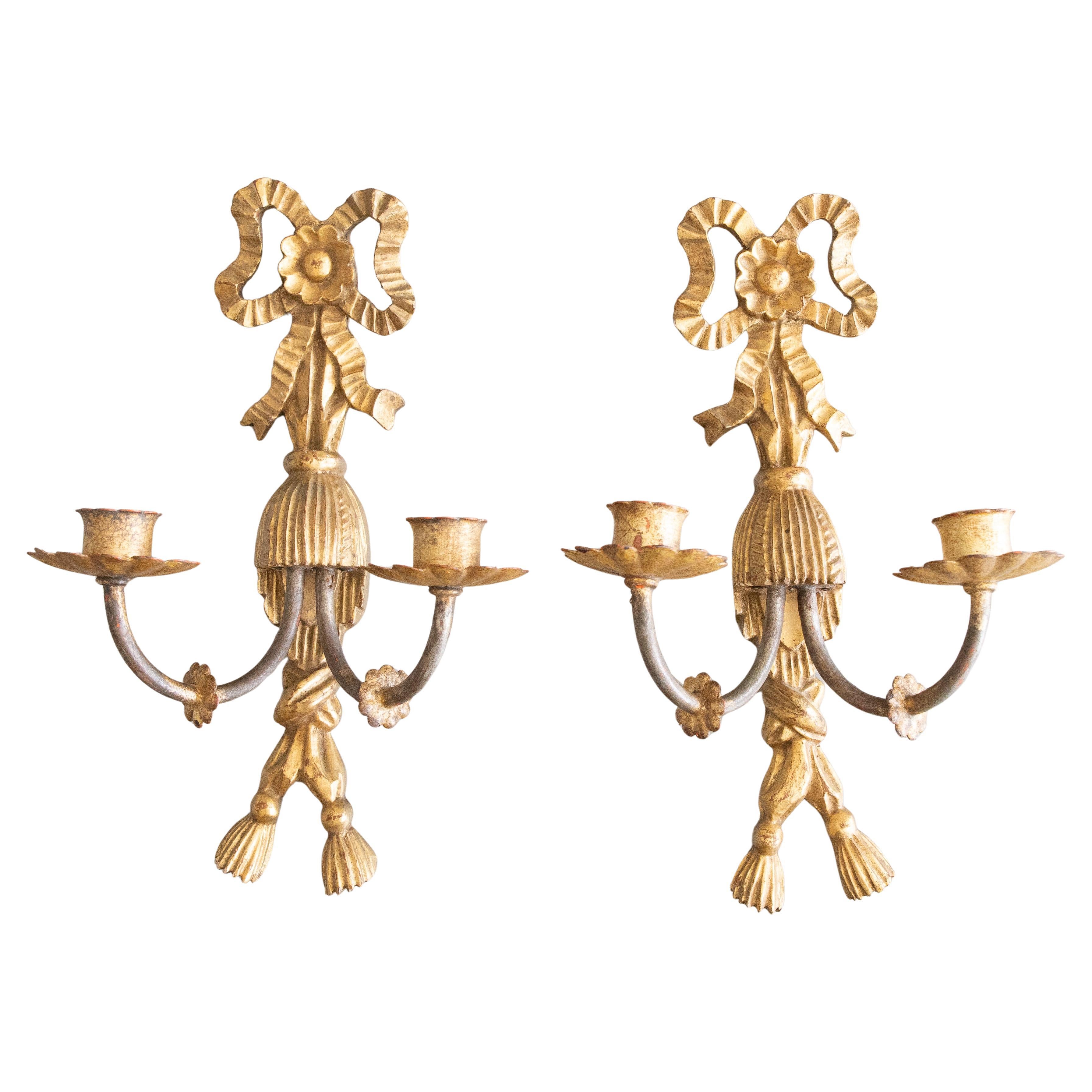 Paire d
appliques à bougie en bois doré sculpté avec nœuds et glands, circa 1950 en vente