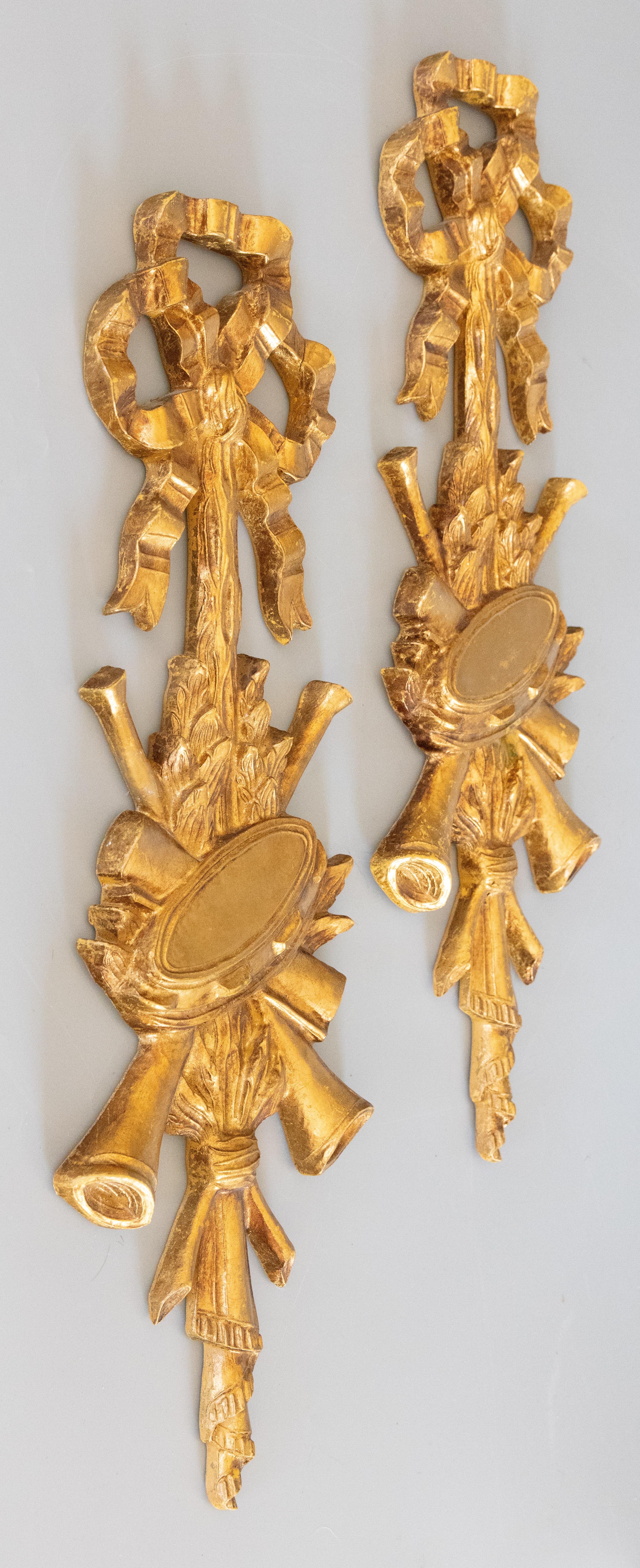 Neoclassical Pair of Italian Carved Giltwood Musical Instruments Wall Hangings Swags, c. 1950 For Sale