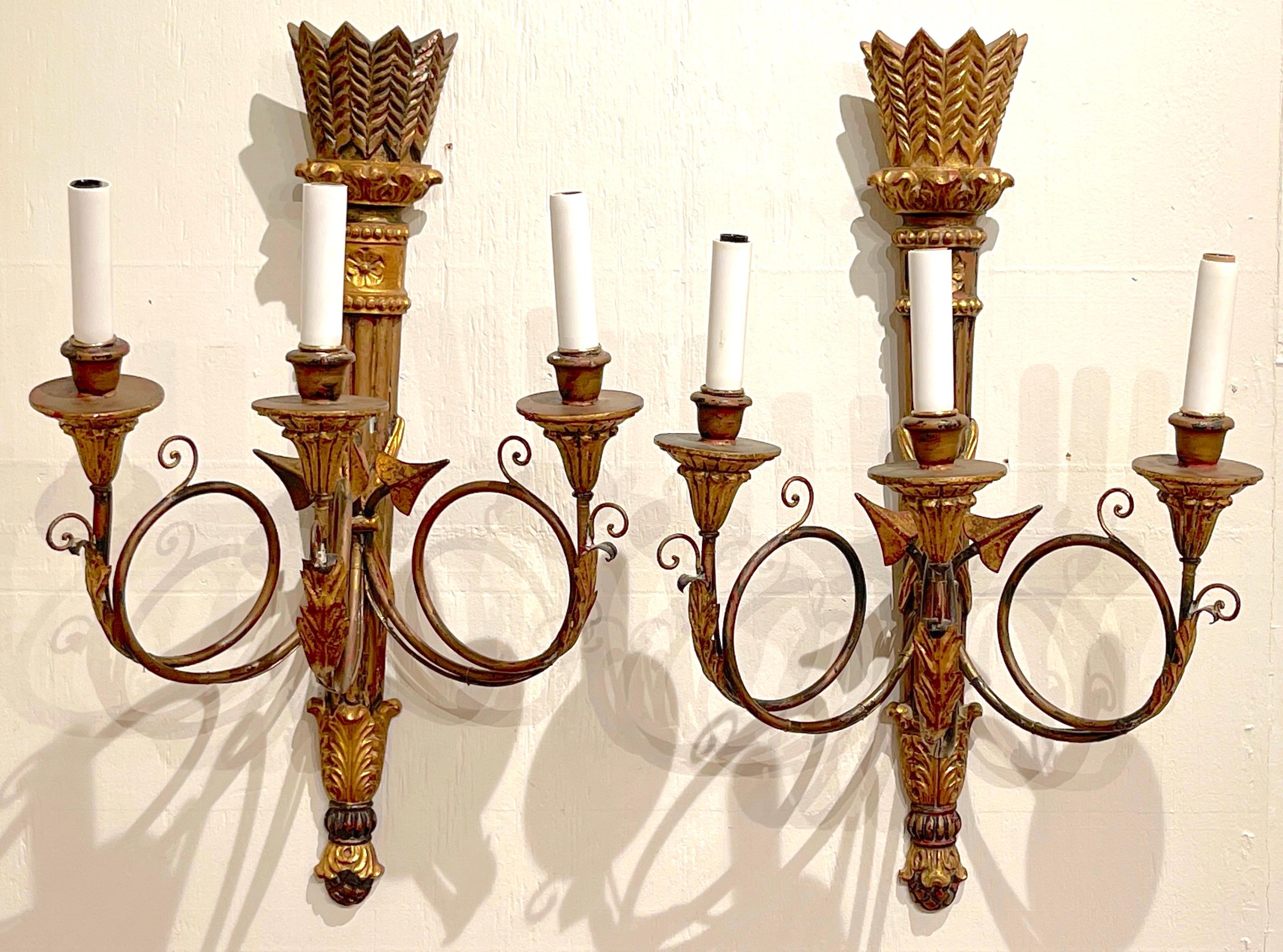 Paire d'appliques à 3 lumières en bois doré sculpté, de style néoclassique, à motif de carquois.  en vente 2