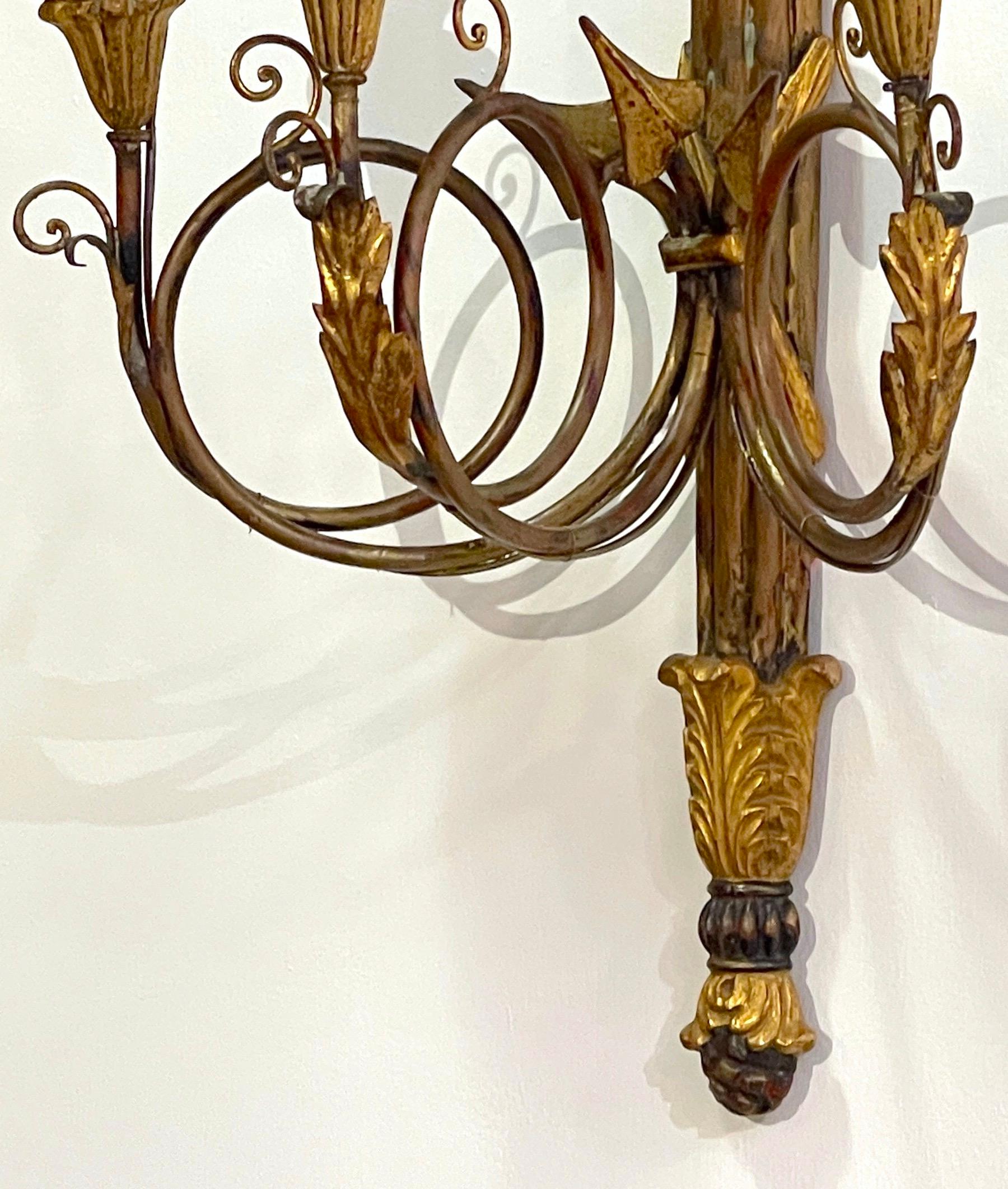 Paire d'appliques à 3 lumières en bois doré sculpté, de style néoclassique, à motif de carquois.  en vente 3