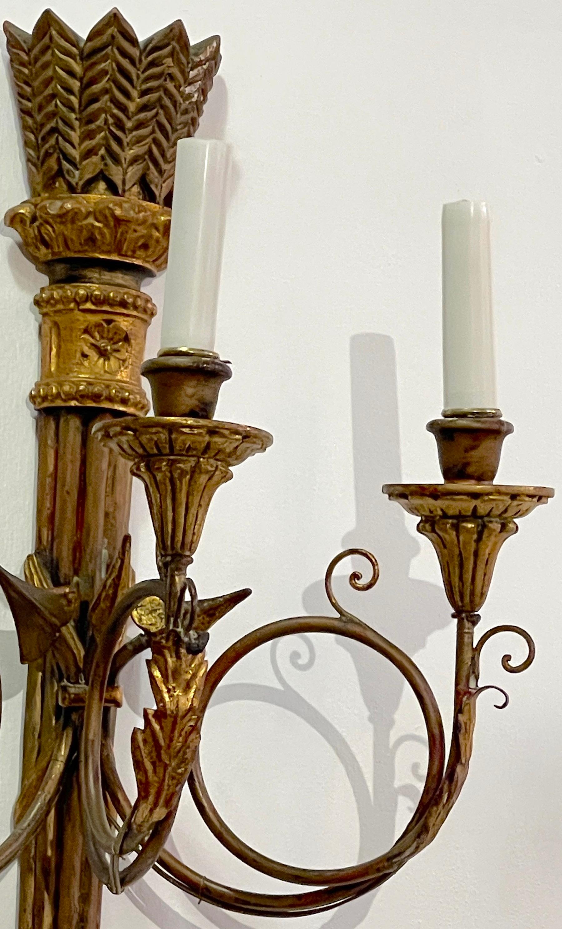 Paire d'appliques à 3 lumières en bois doré sculpté, de style néoclassique, à motif de carquois.  en vente 4