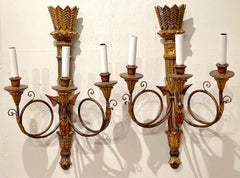 Pareja de candelabros de 3 luces neoclásicos de madera dorada tallada italiana con motivo de carcaj
