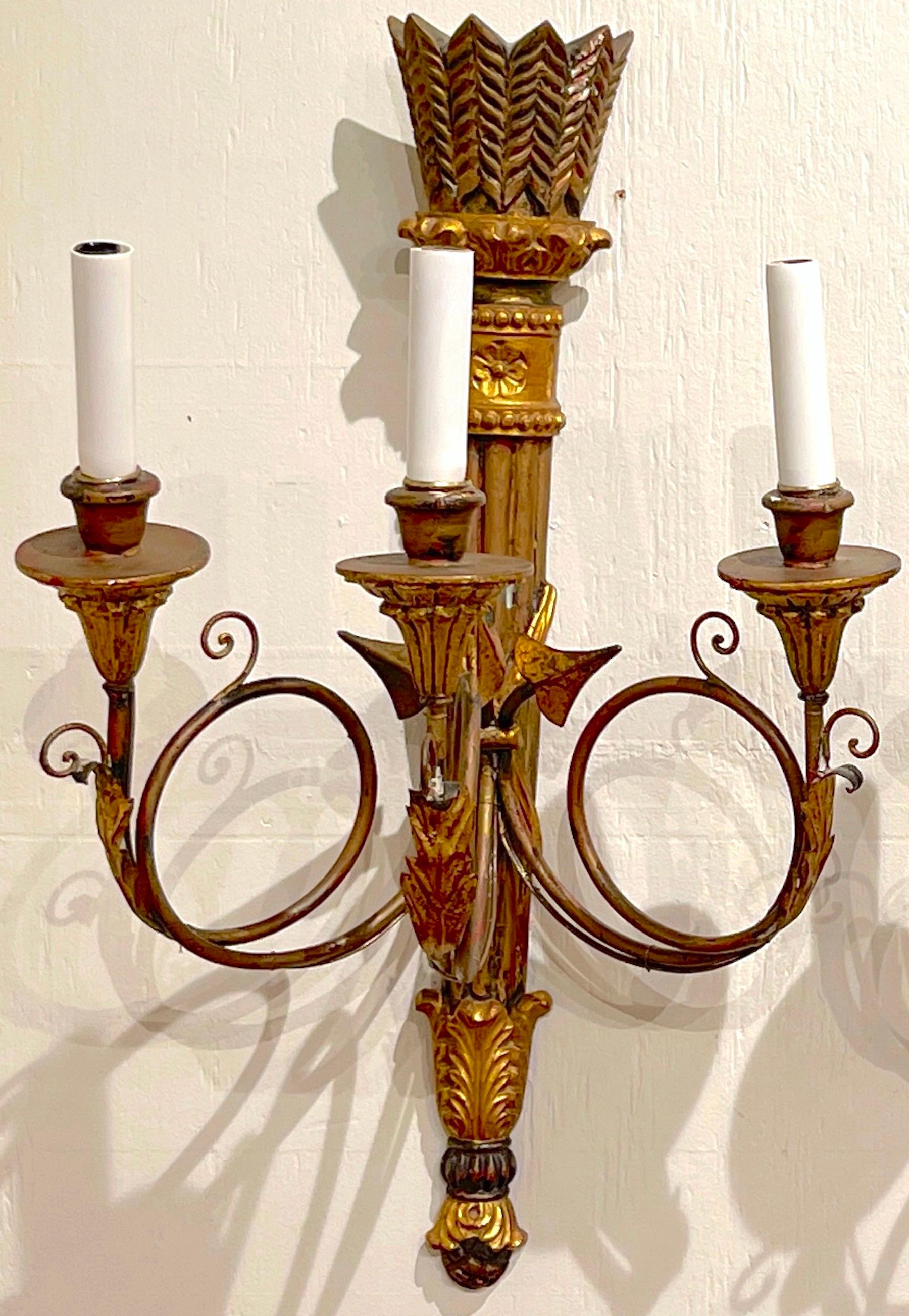 Pair of Italian Carved Giltwood Neoclassical Quiver Motif 3-Light Sconces In Good Condition For Sale In West Palm Beach, FL