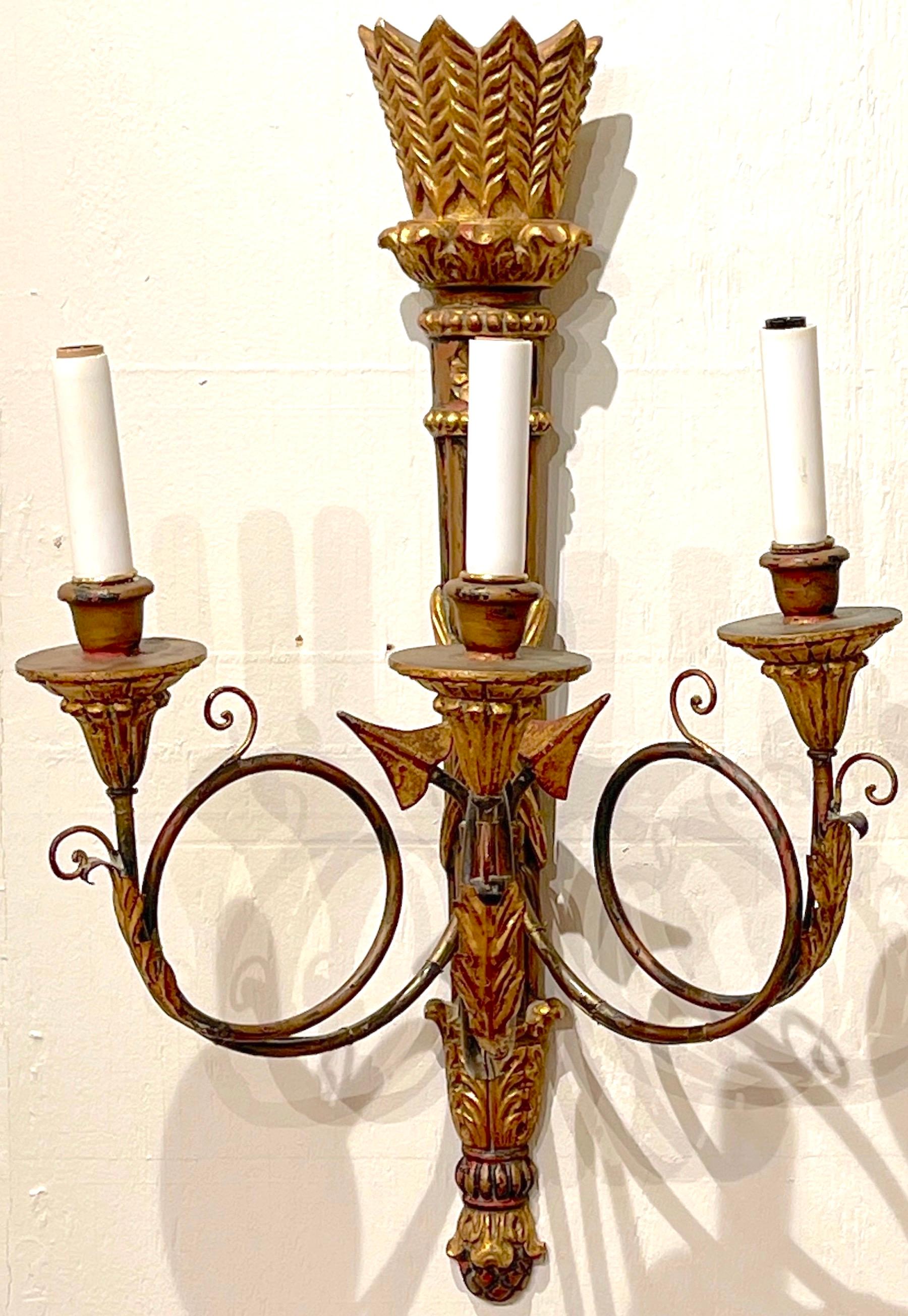 italien Paire d'appliques à 3 lumières en bois doré sculpté, de style néoclassique, à motif de carquois.  en vente