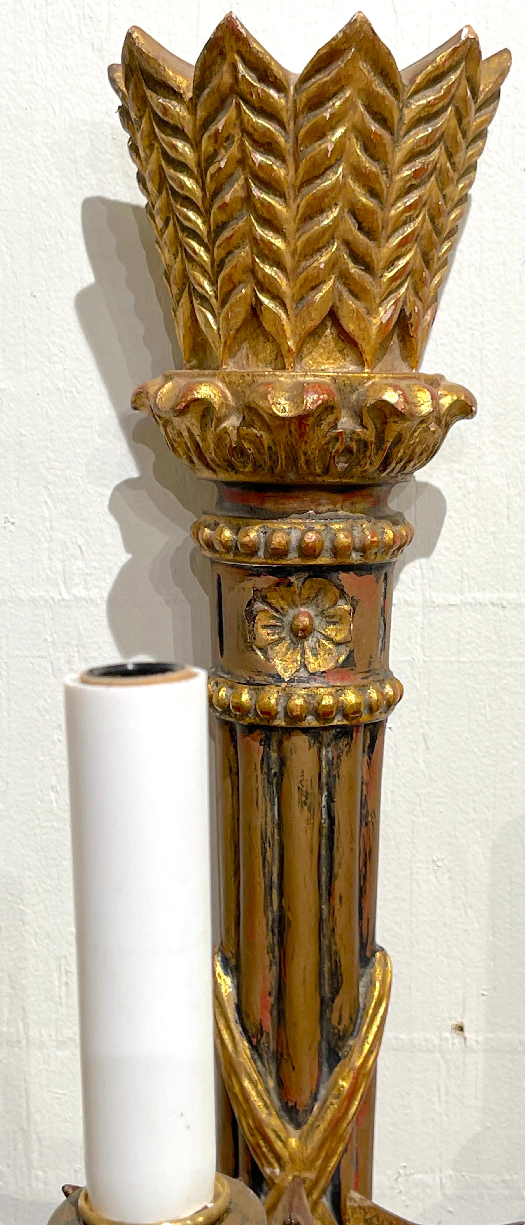 Sculpté Paire d'appliques à 3 lumières en bois doré sculpté, de style néoclassique, à motif de carquois.  en vente