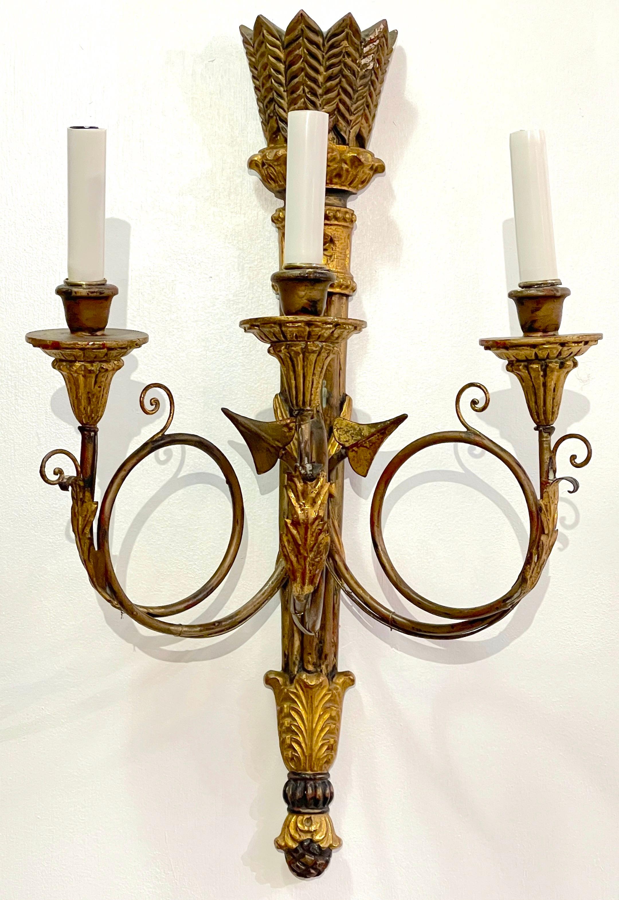 20ième siècle Paire d'appliques à 3 lumières en bois doré sculpté, de style néoclassique, à motif de carquois.  en vente