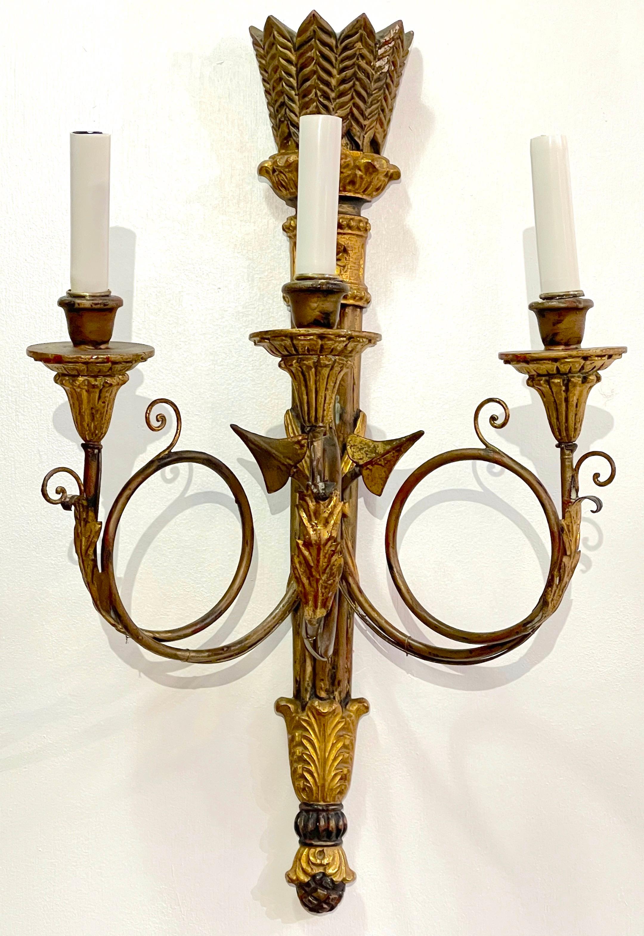 Métal Paire d'appliques à 3 lumières en bois doré sculpté, de style néoclassique, à motif de carquois.  en vente