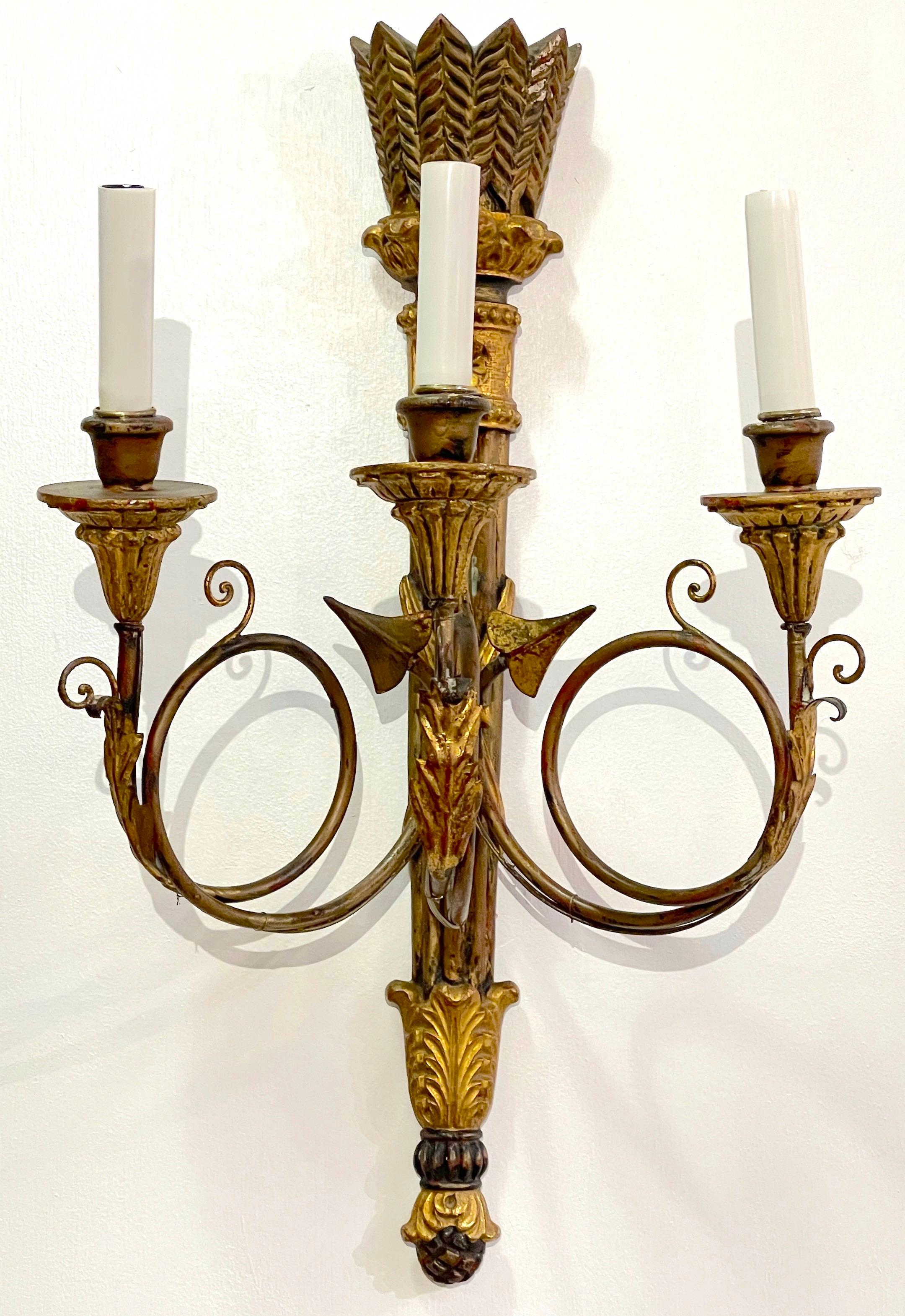 Métal Paire d'appliques à 3 lumières en bois doré sculpté, de style néoclassique, à motif de carquois. en vente